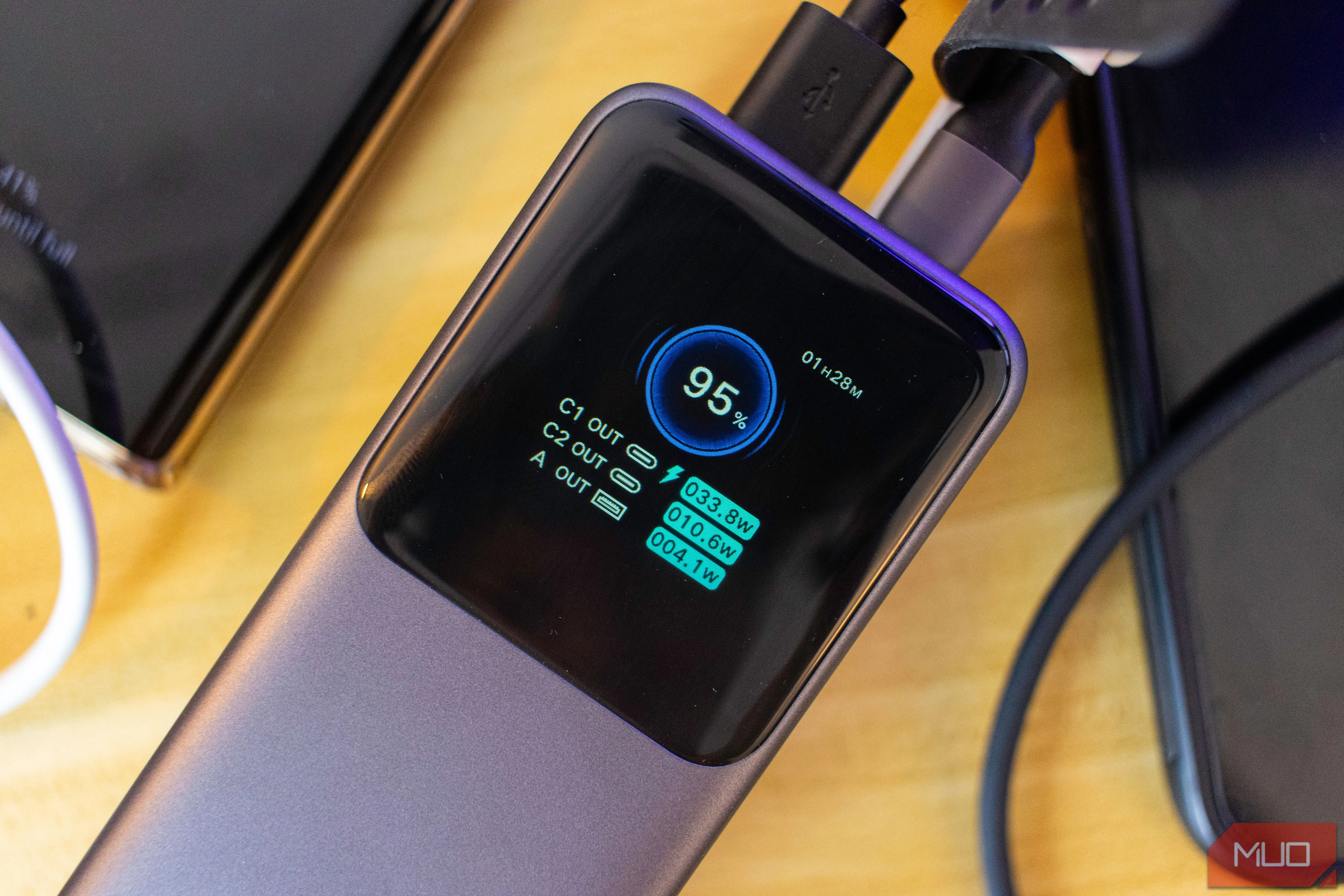Sạc dự phòng Ugreen Nexode 20000mAh đang sạc cùng lúc hai thiết bị