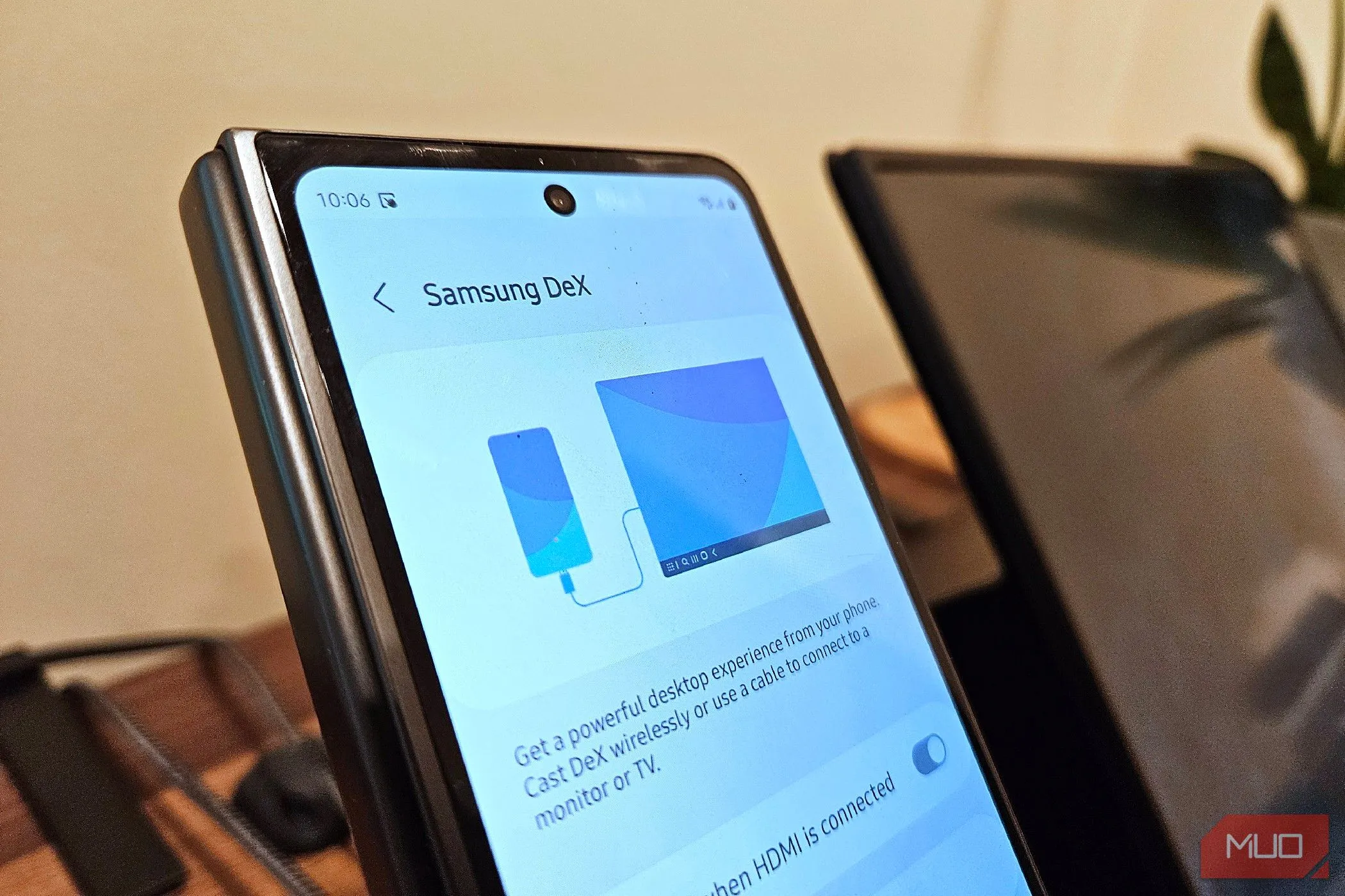 Samsung DeX trên Galaxy Z Fold 5 kết nối với màn hình di động, thể hiện khả năng đồng bộ liền mạch giữa điện thoại và laptop Android.