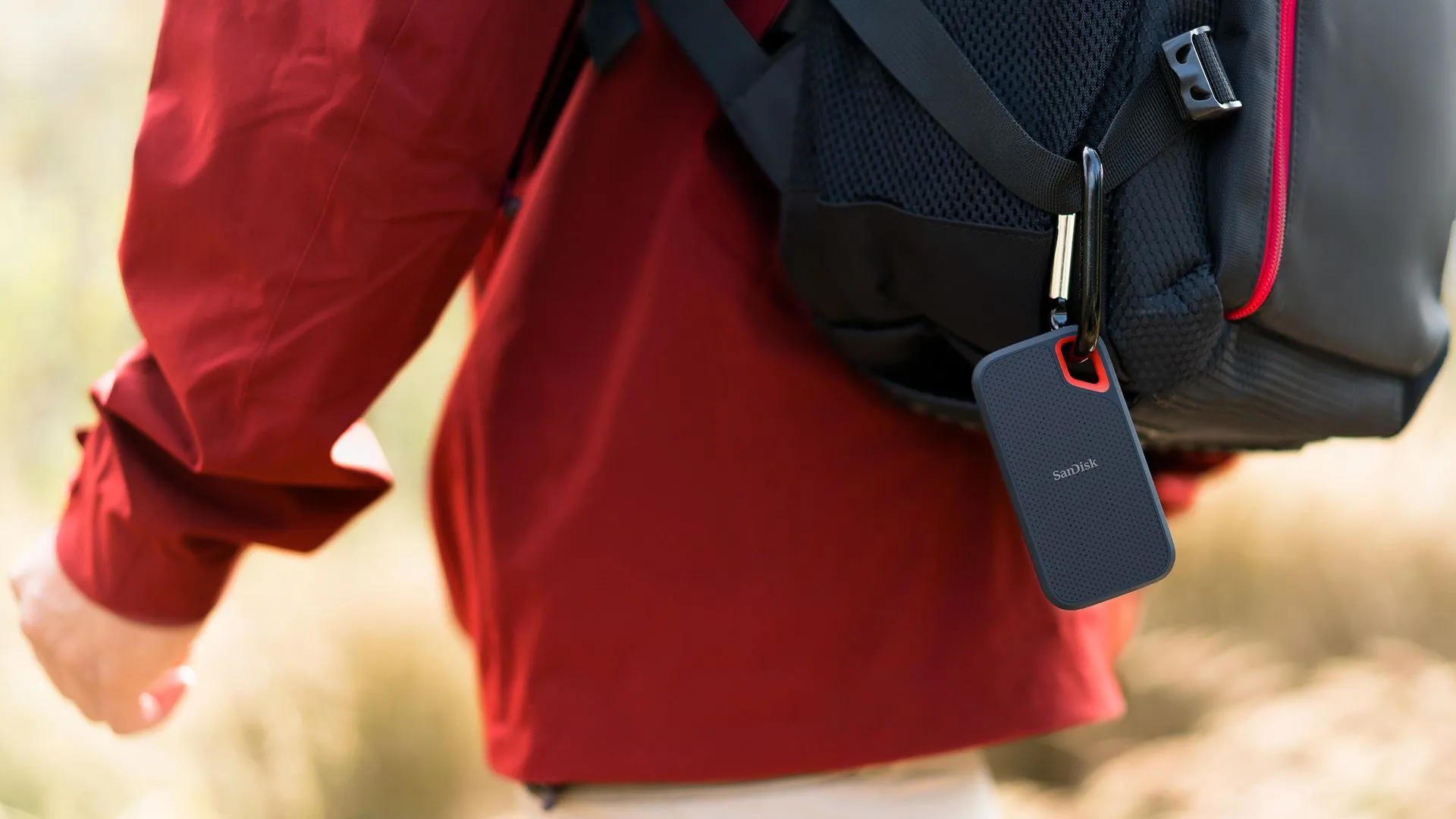 SanDisk Extreme Portable SSD 8TB được gắn trên ba lô của người dùng, thể hiện tính di động cao