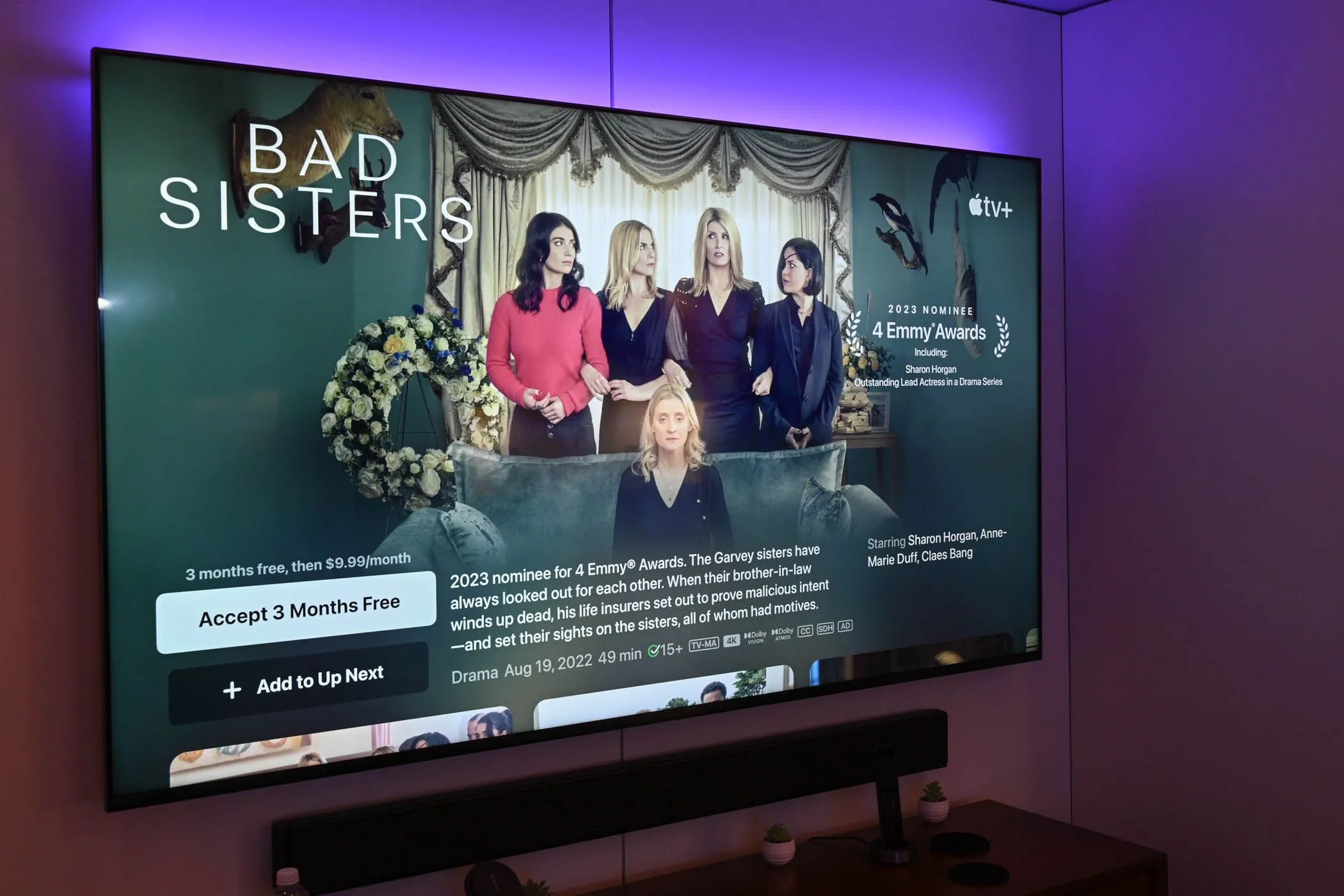 Smart TV hiển thị ứng dụng Apple TV, đi kèm hiệu ứng đèn màu, minh họa tình trạng xuất hiện pop-up lạ trên màn hình