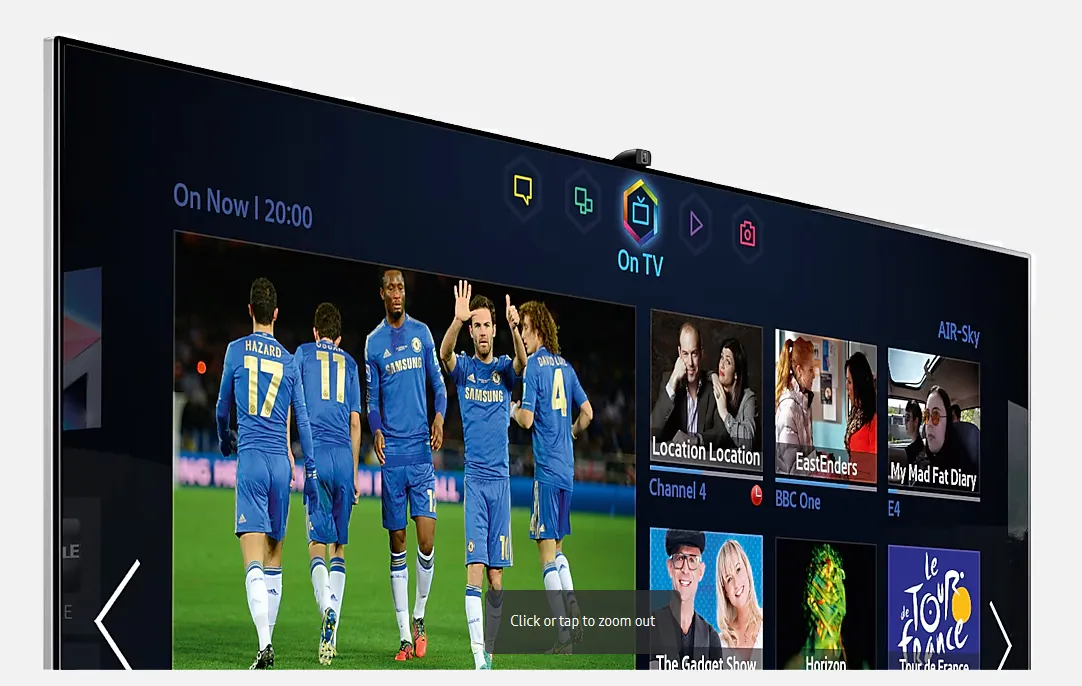 Smart TV Samsung hiển thị vị trí camera được tích hợp ở viền trên.