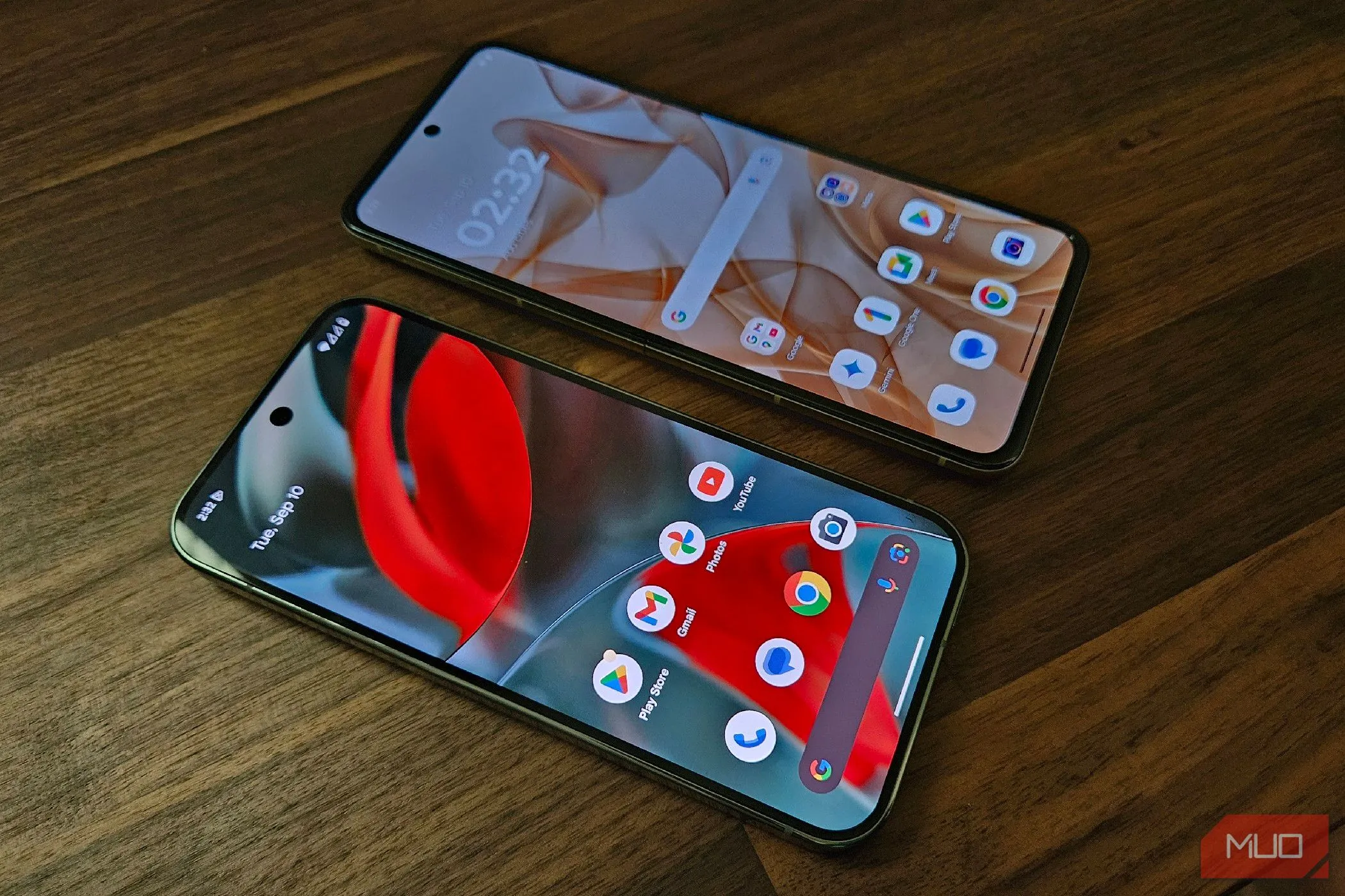 So sánh điện thoại Motorola Razr 2024 và Google Pixel 9 Pro chạy Android