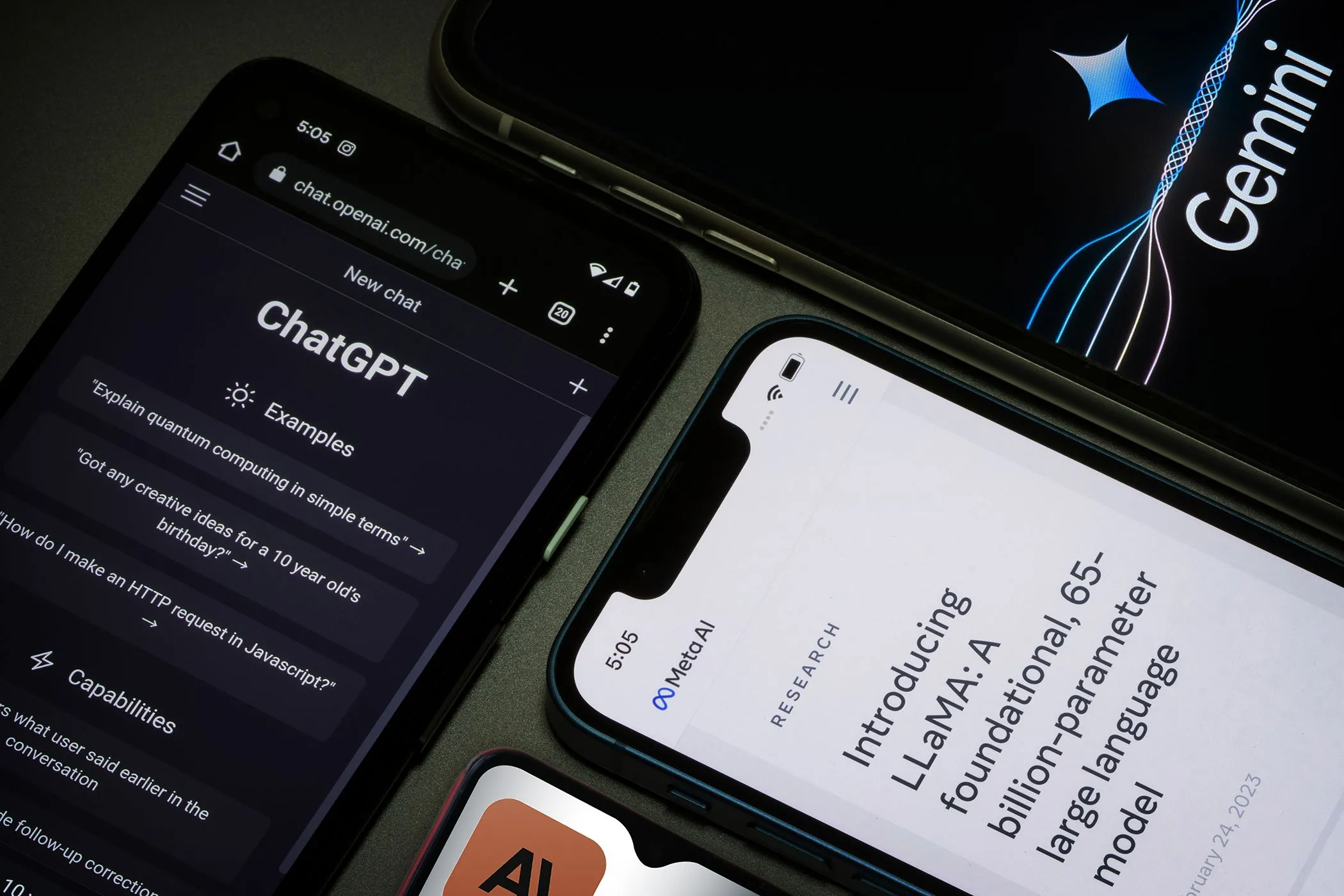 So sánh giao diện Meta AI, ChatGPT và Google Gemini trên màn hình điện thoại