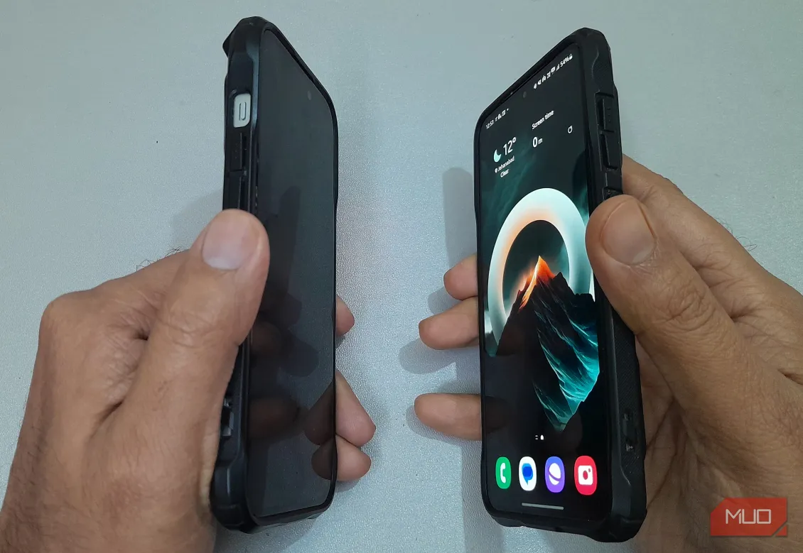 So sánh góc nhìn giữa kính cường lực chống nhìn trộm và kính cường lực thông thường, cho thấy sự khác biệt rõ rệt về khả năng bảo mật thông tin trên màn hình điện thoại.