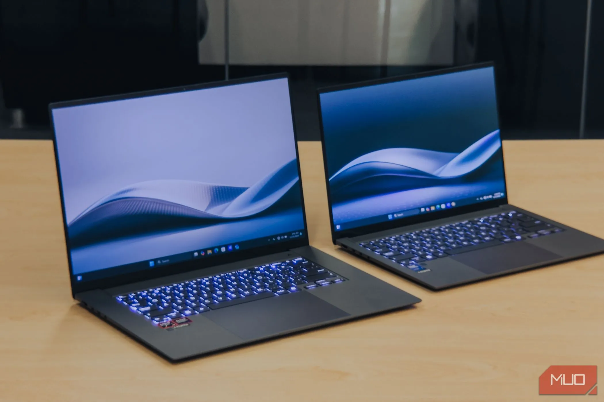 So sánh kích thước giữa ASUS Zenbook S 16 OLED và một mẫu Zenbook nhỏ hơn, minh họa sự cân bằng giữa di động và không gian làm việc