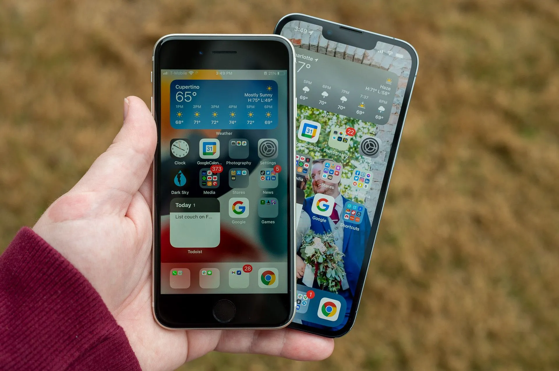 So sánh kích thước giữa iPhone SE 2022 và iPhone 13 Pro, minh họa vấn đề tương thích giới hạn của Apple Intelligence.