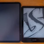 So sánh kích thước Kindle Paperwhite Signature Edition và iPad mini, minh họa sự khác biệt giữa thiết bị đọc sách chuyên dụng và máy tính bảng đa năng.