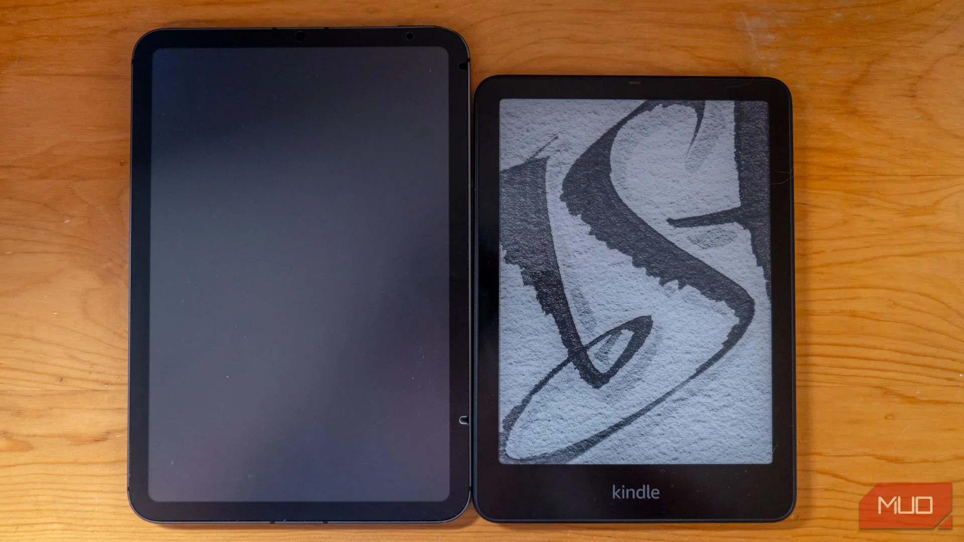 So sánh kích thước Kindle Paperwhite Signature Edition và iPad mini, minh họa sự khác biệt giữa thiết bị đọc sách chuyên dụng và máy tính bảng đa năng.