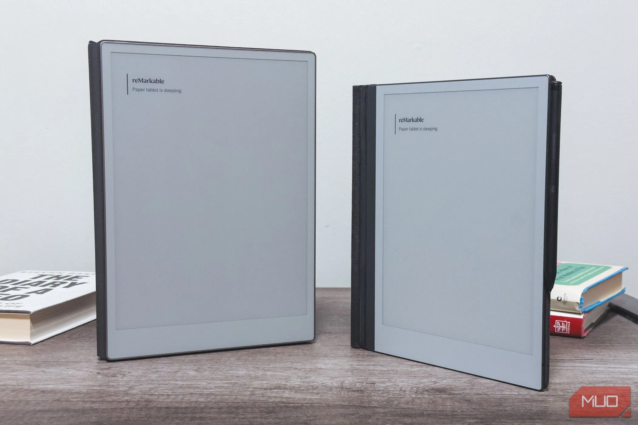 So sánh kích thước reMarkable Paper Pro và reMarkable 2 khi đặt cạnh nhau trên bàn