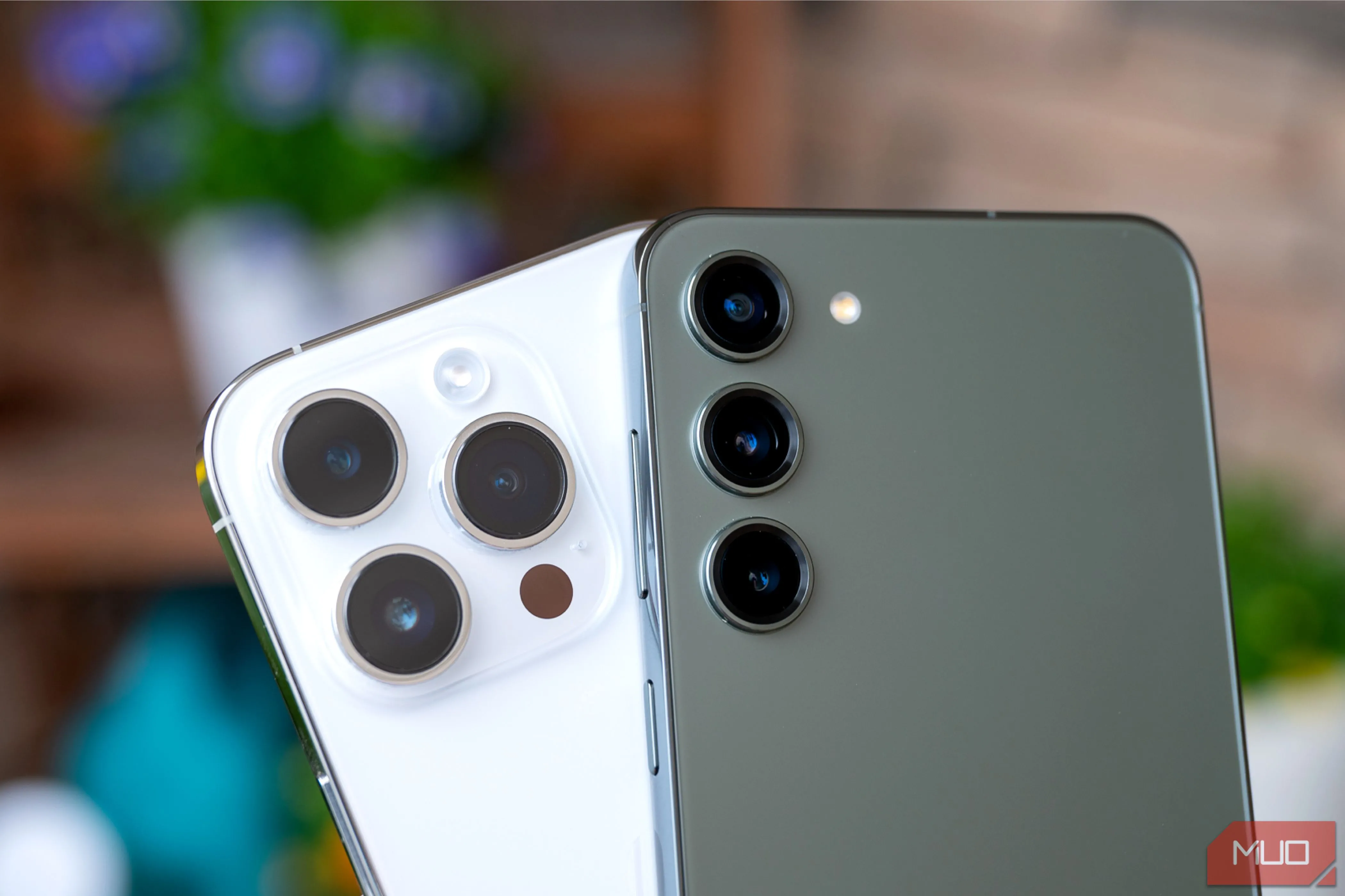 So sánh mặt lưng camera Samsung Galaxy S23+ chạy Android và Apple iPhone 14 Pro
