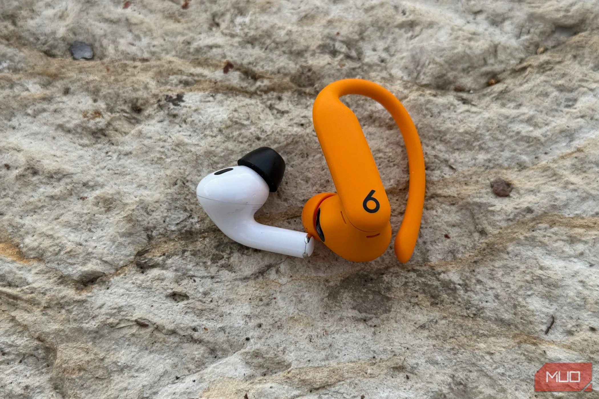 So sánh trực diện kích thước và thiết kế giữa tai nghe AirPods Pro 2 và Powerbeats Pro 2