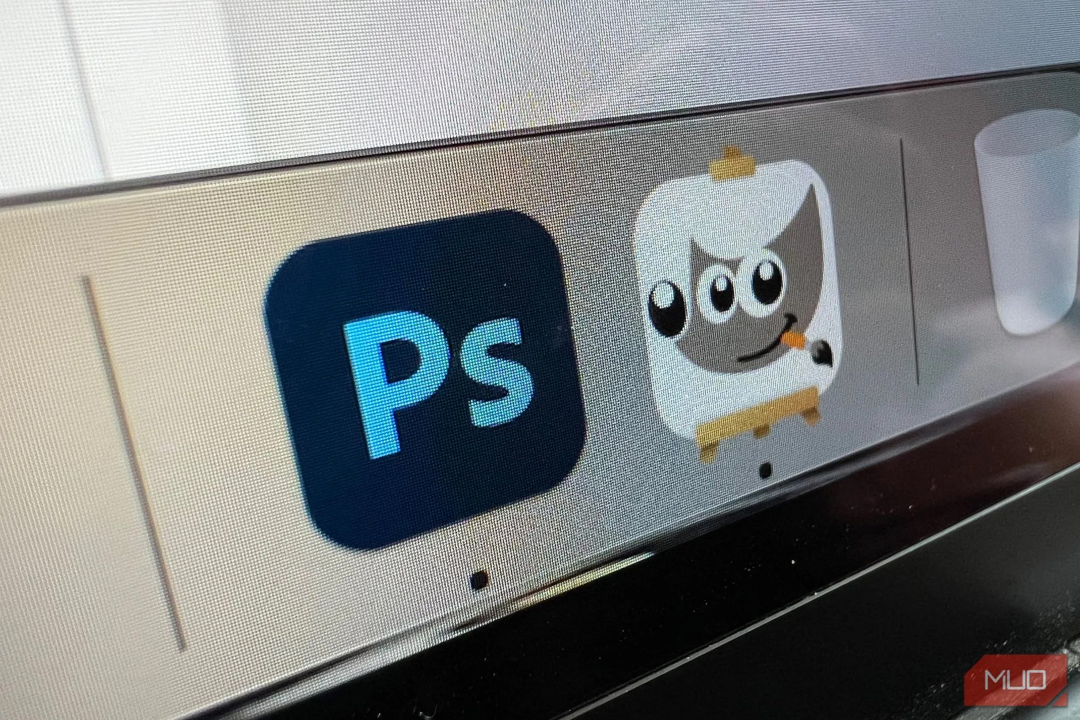 So sánh trực quan các biểu tượng GIMP và Photoshop trên màn hình MacBook