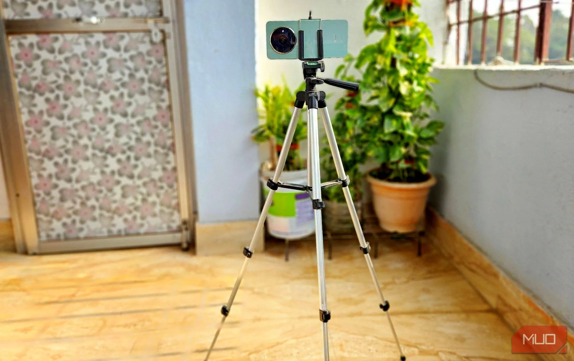 Sử dụng tripod để chụp ảnh đêm đẹp bằng smartphone, minh họa vai trò của chân máy trong việc chống rung.