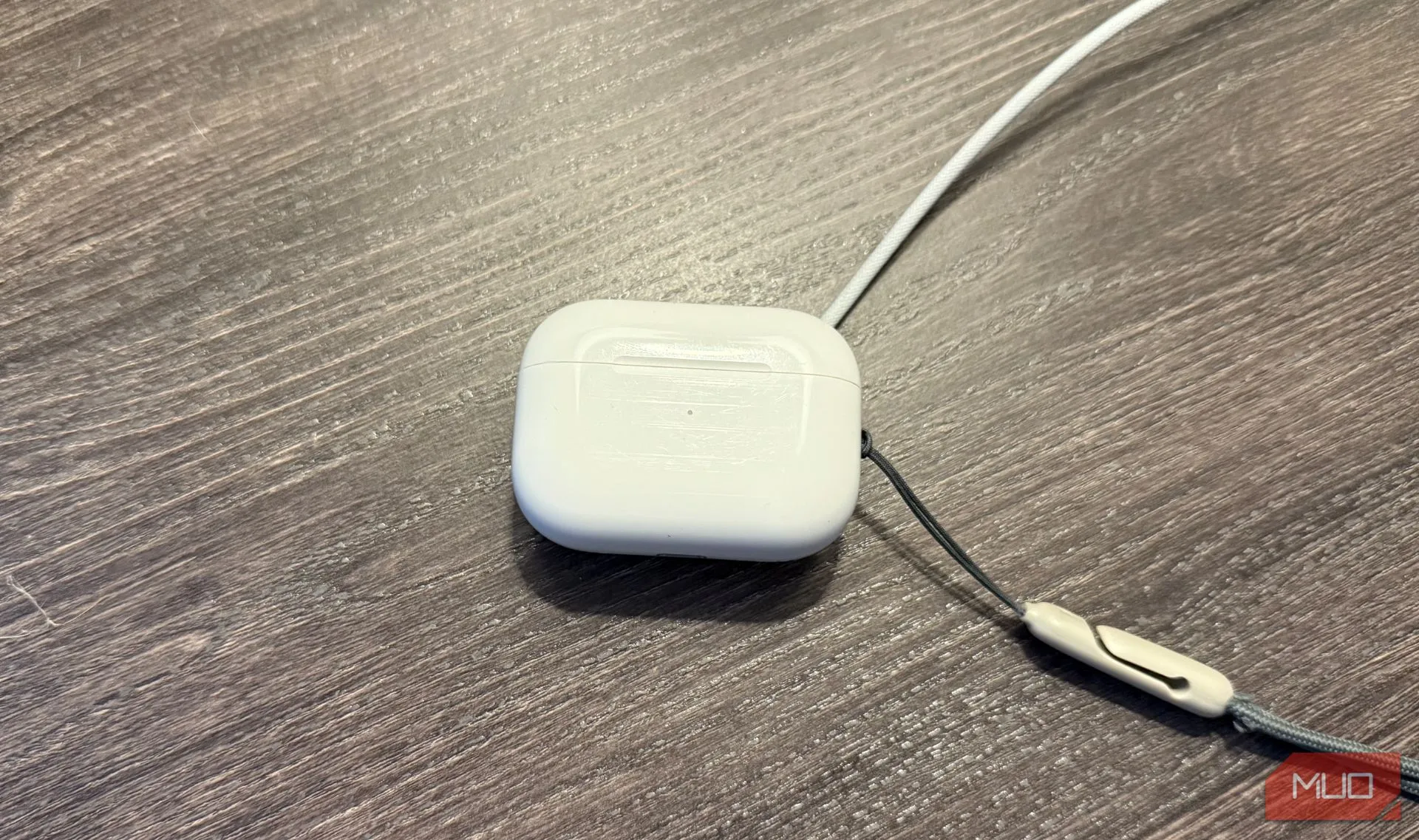 Tai nghe AirPods Pro 2 đang sạc không dây bằng bộ sạc của Apple Watch