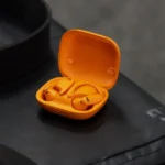 Tai nghe Powerbeats Pro 2 màu cam với thiết kế móc tai tích hợp cảm biến nhịp tim
