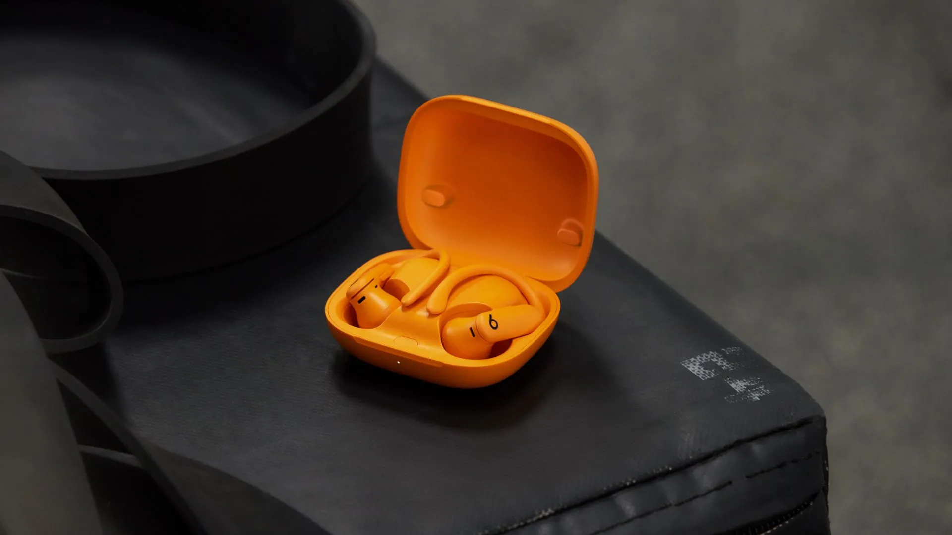 Tai nghe Powerbeats Pro 2 màu cam với thiết kế móc tai tích hợp cảm biến nhịp tim