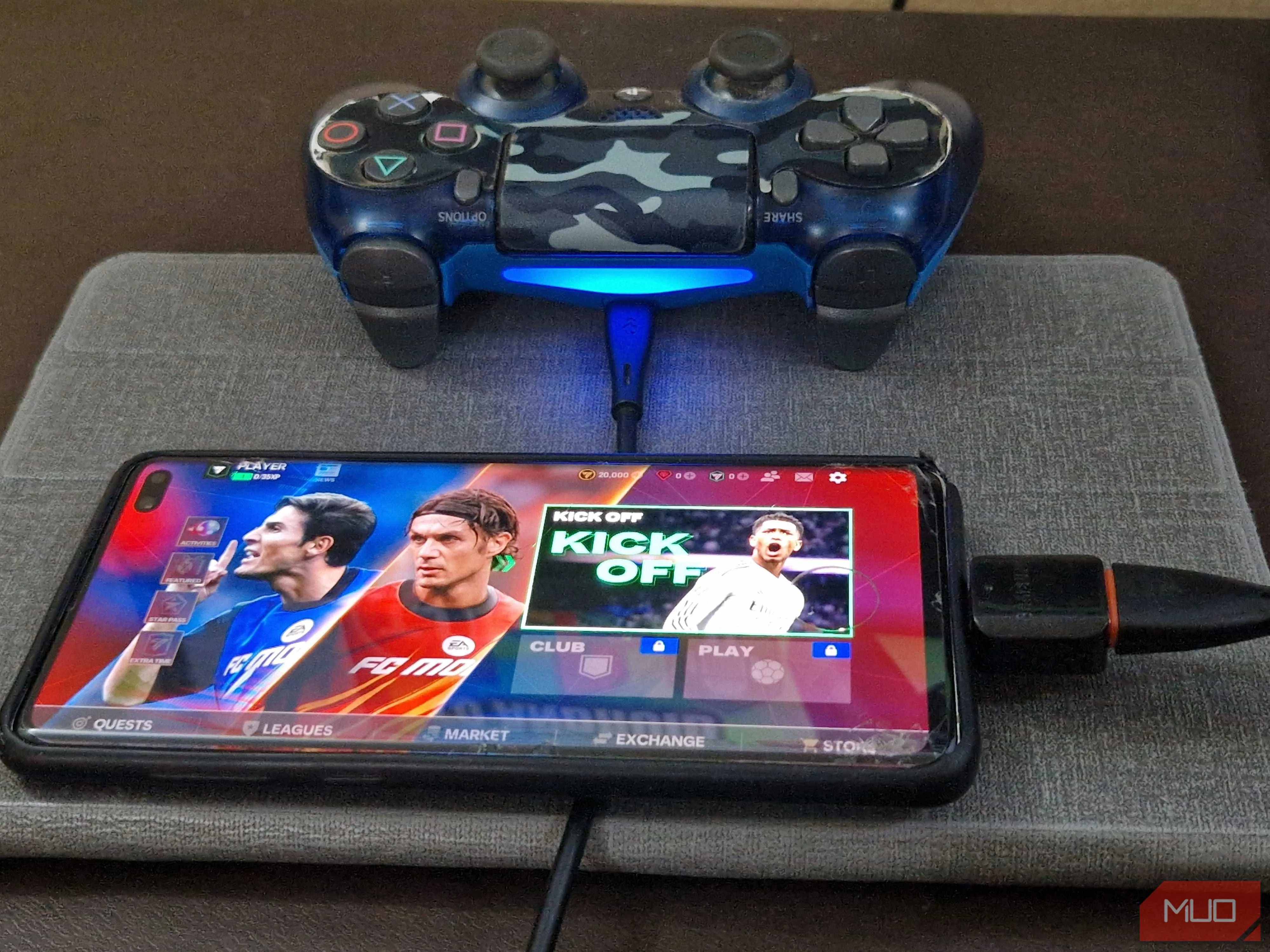 Tay cầm chơi game PS4 kết nối có dây với smartphone Android qua bộ chuyển đổi OTG và cáp USB