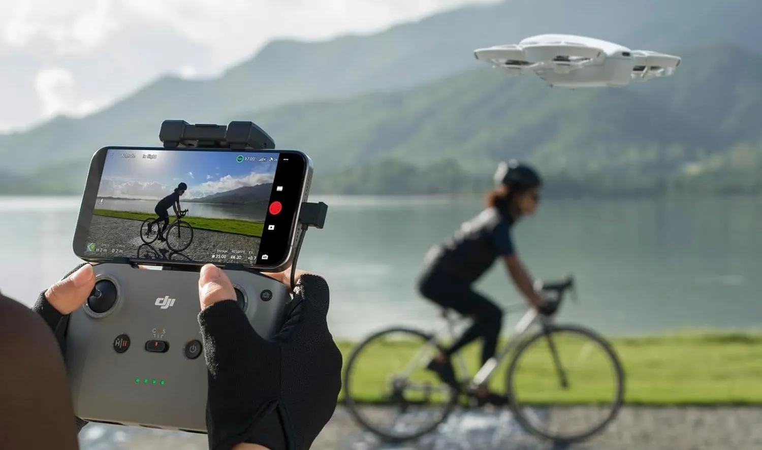Tay điều khiển từ xa RC-N3 tương thích với các dòng drone DJI Mini, có khe gắn điện thoại.