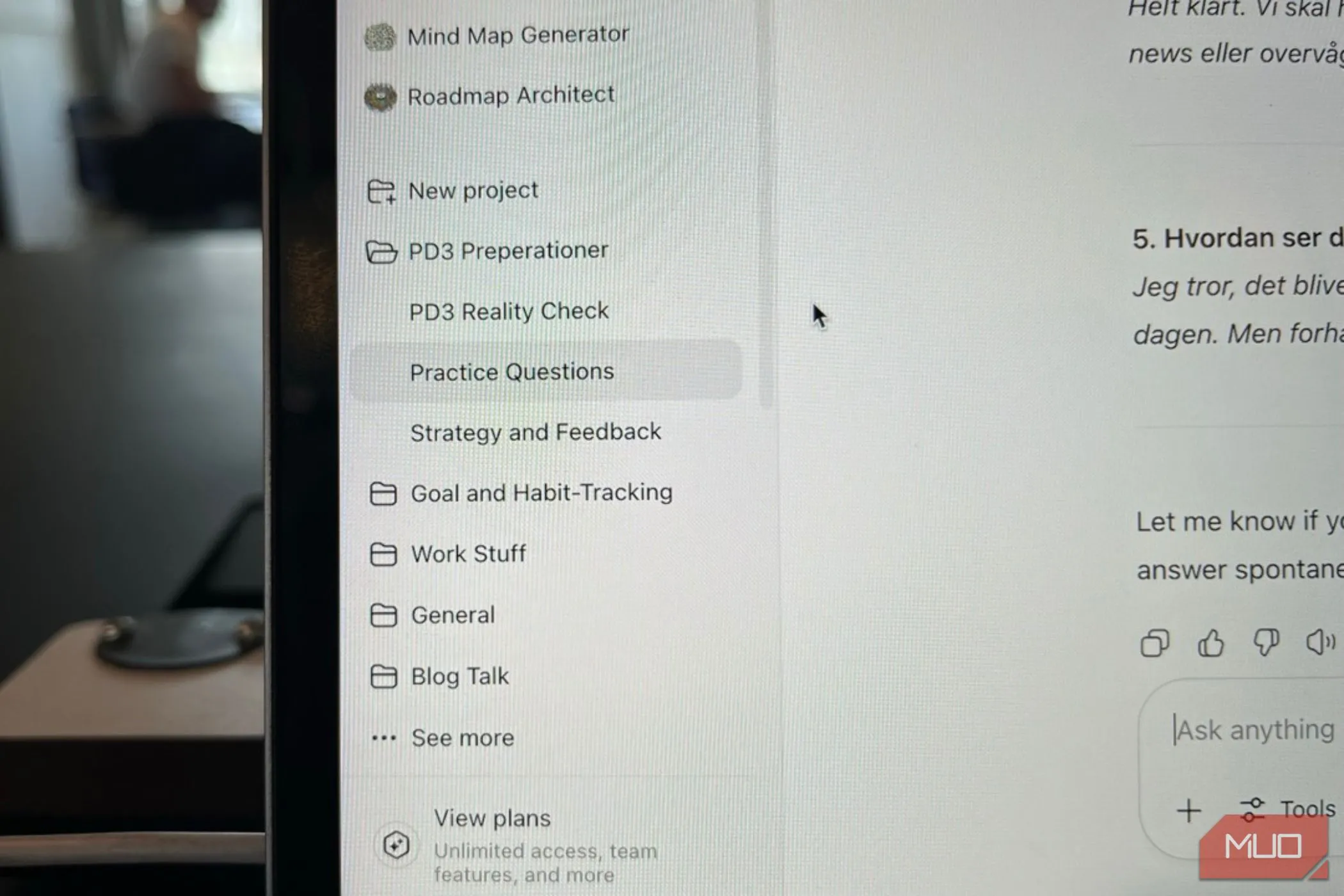 Thanh sidebar của ChatGPT hiển thị tính năng Dự án (Projects) trên màn hình MacBook, giúp tổ chức cuộc trò chuyện hiệu quả.