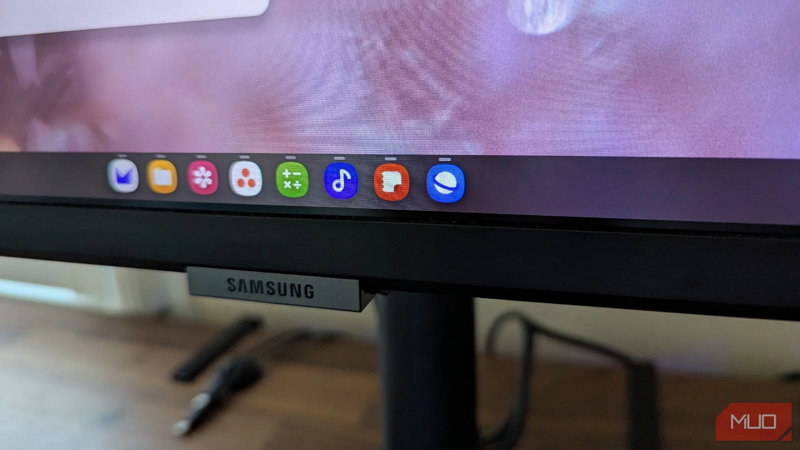Thanh tác vụ hiển thị trên giao diện Samsung DeX, minh họa các biểu tượng ứng dụng và thông báo.