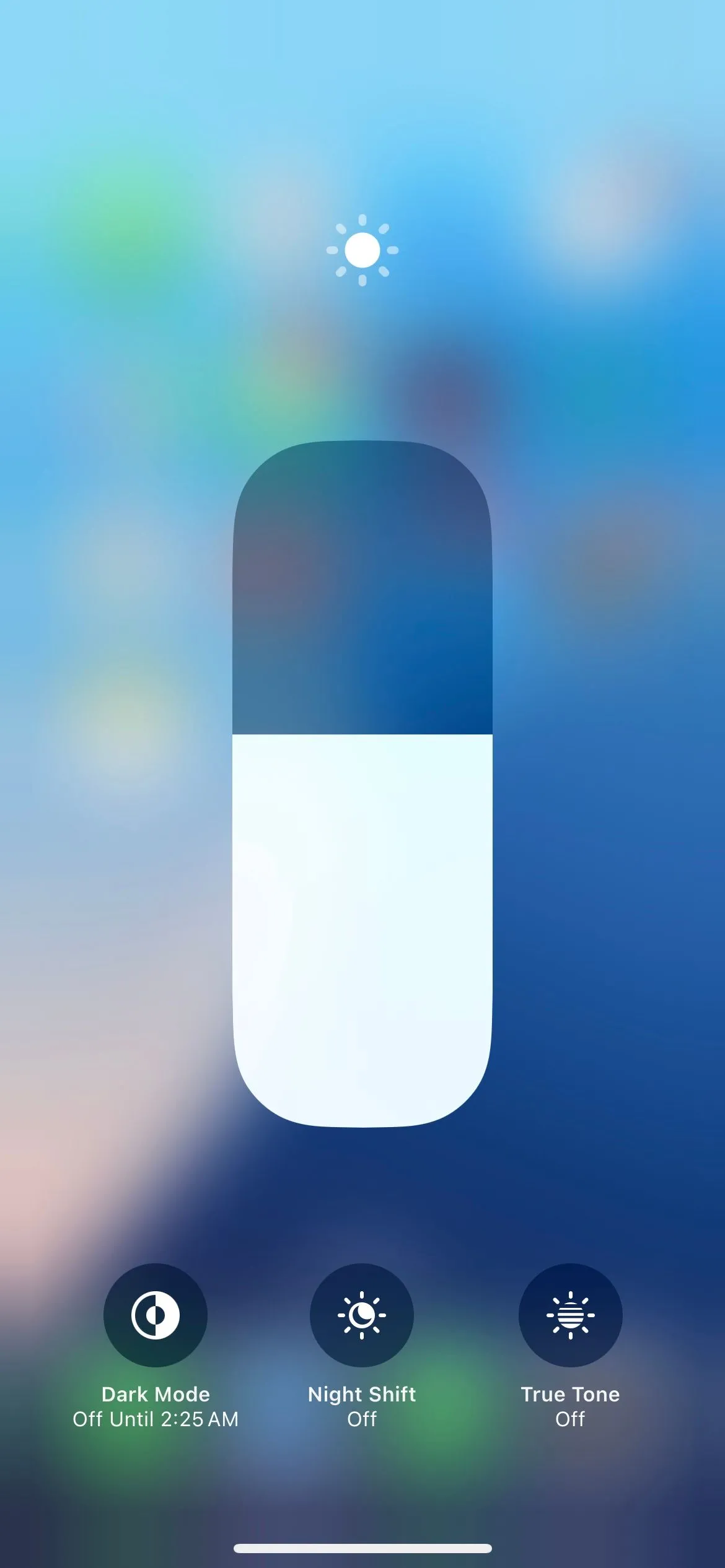 Thanh trượt điều chỉnh độ sáng màn hình iPhone trong Trung tâm điều khiển, giúp giảm tiêu thụ pin