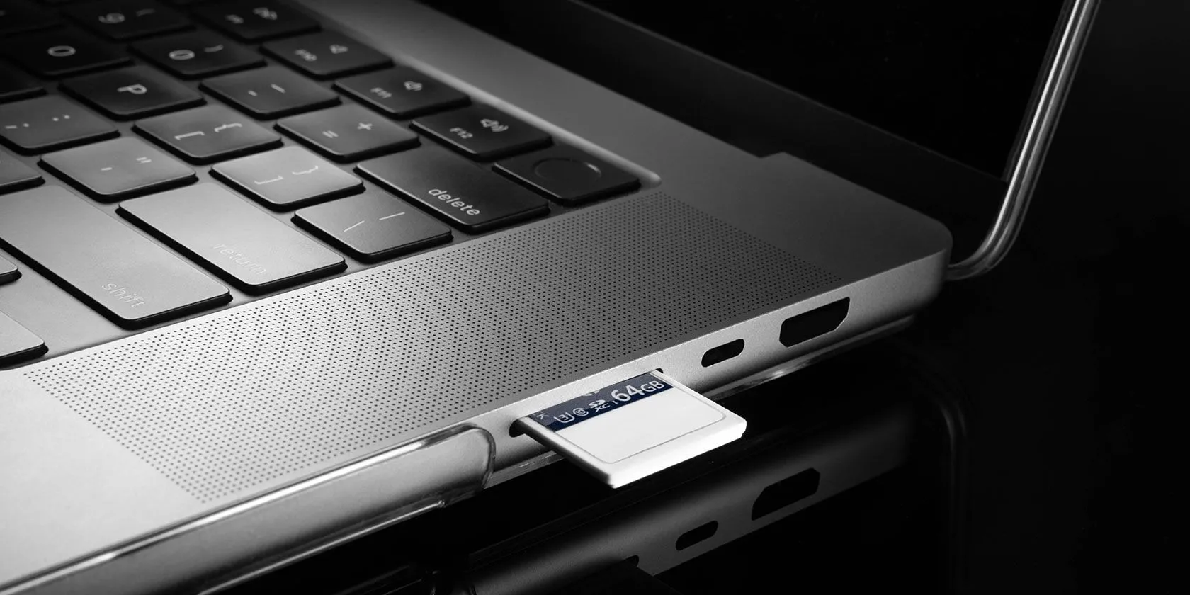 Thẻ SD được cắm vào khe trên laptop, nhấn mạnh tầm quan trọng của bộ nhớ mở rộng cho người dùng laptop Android.