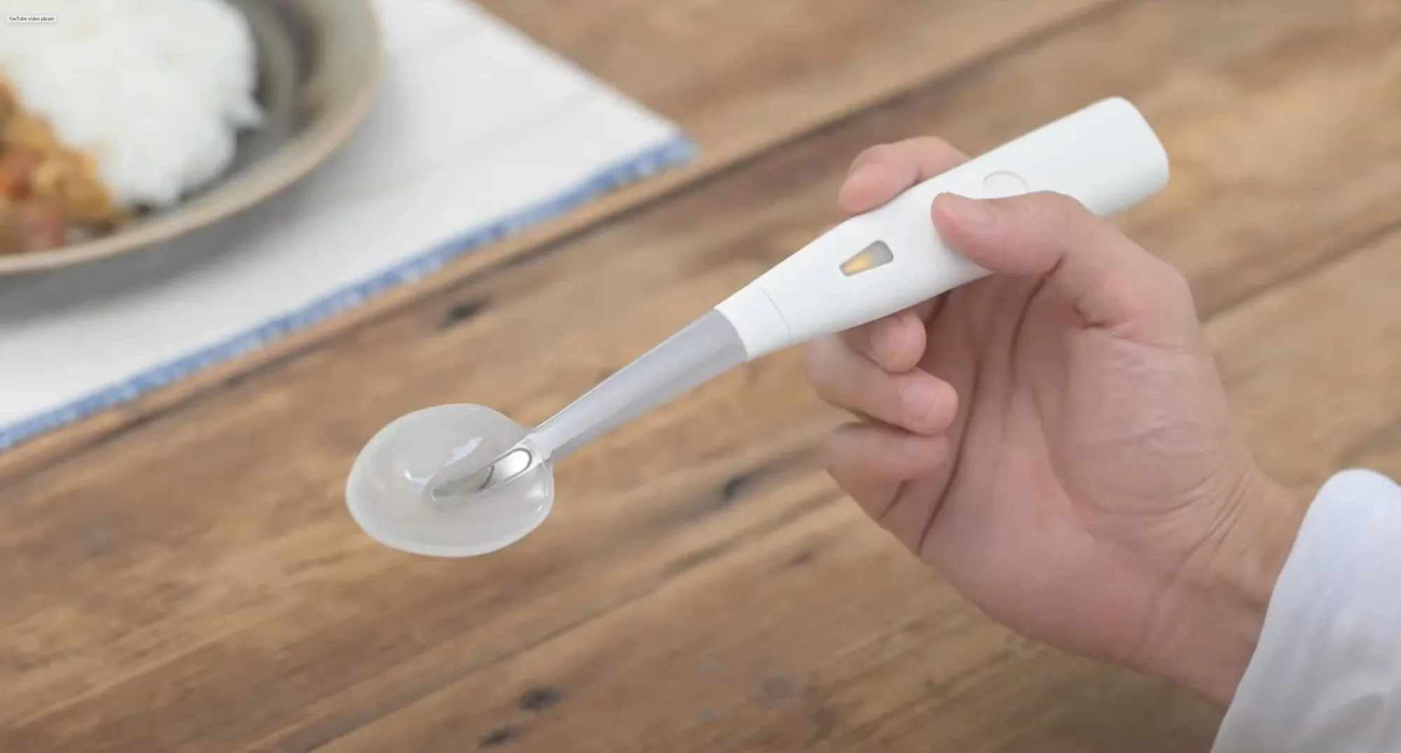 Thìa điện tử Kirin Electric Salt Spoon tăng cường vị mặn cho món ăn tại CES 2025