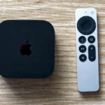 Thiết bị Apple TV 4K và điều khiển từ xa, minh họa cho kết nối AirPlay từ iPhone lên TV