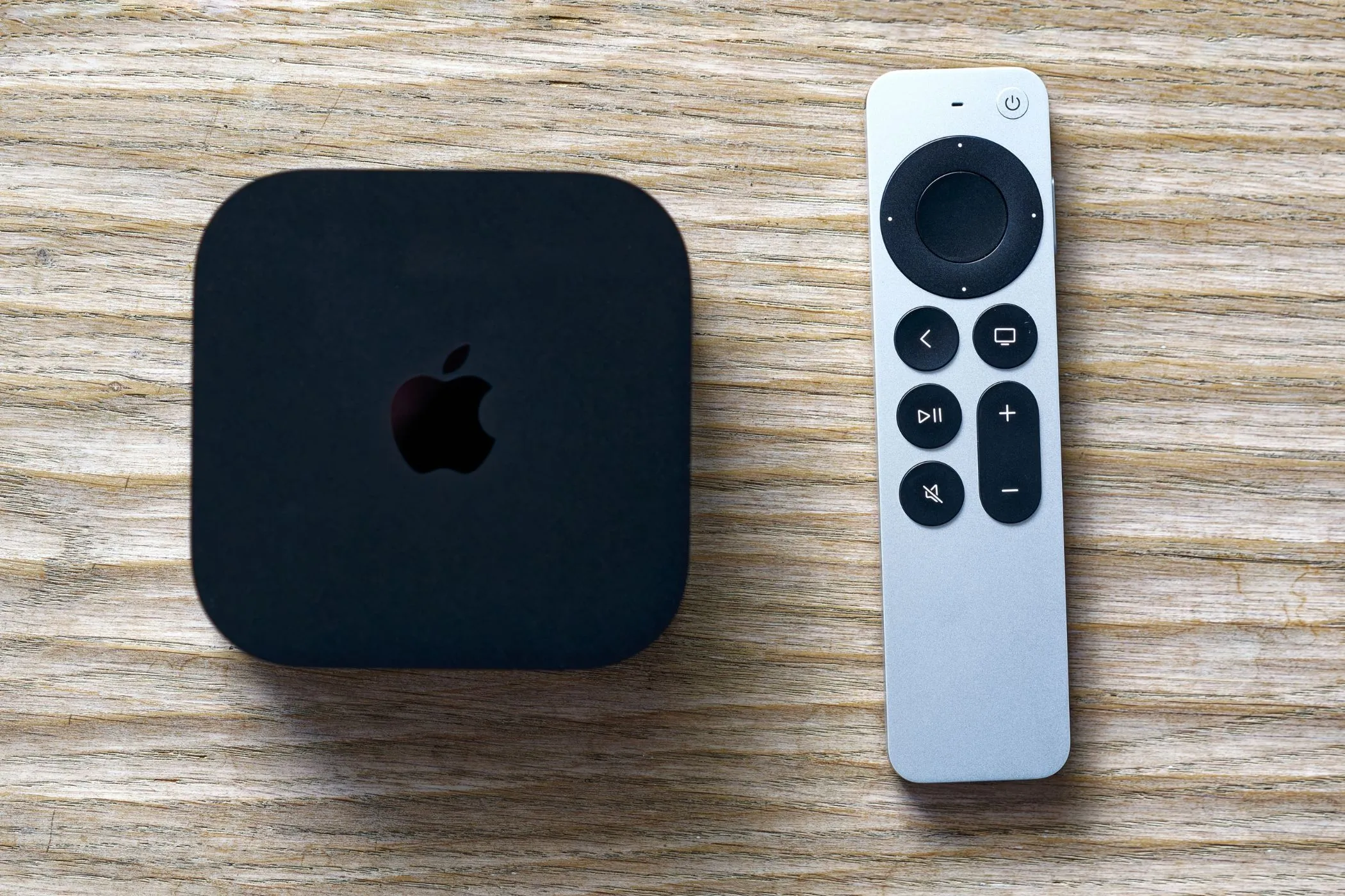 Thiết bị Apple TV 4K và điều khiển từ xa, minh họa cho kết nối AirPlay từ iPhone lên TV