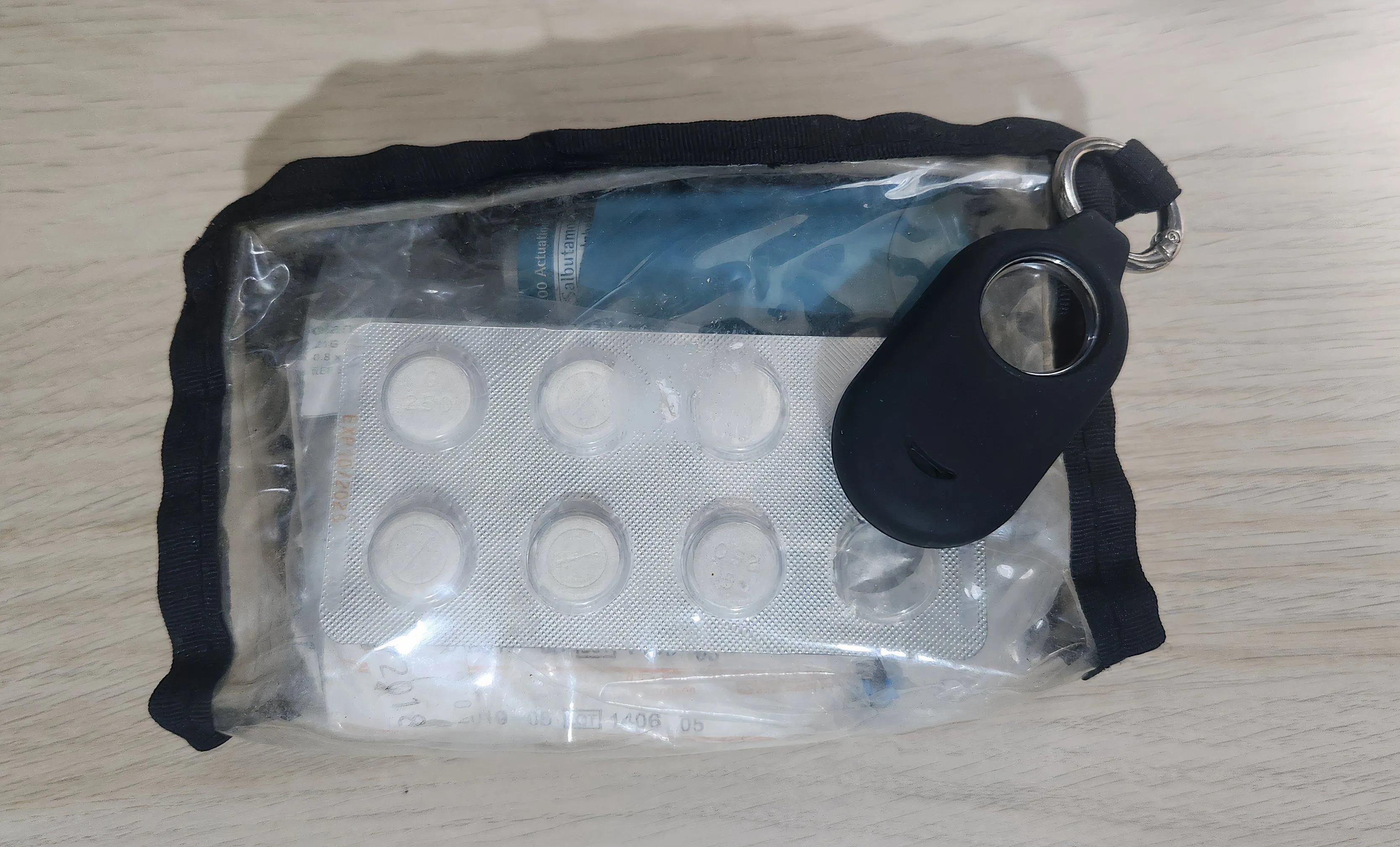 Thiết bị định vị AirTag gắn vào túi thuốc cấp cứu