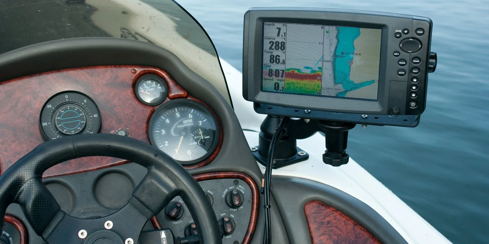 Thiết bị định vị GPS chuyên dụng trên thuyền cá để chỉ đường