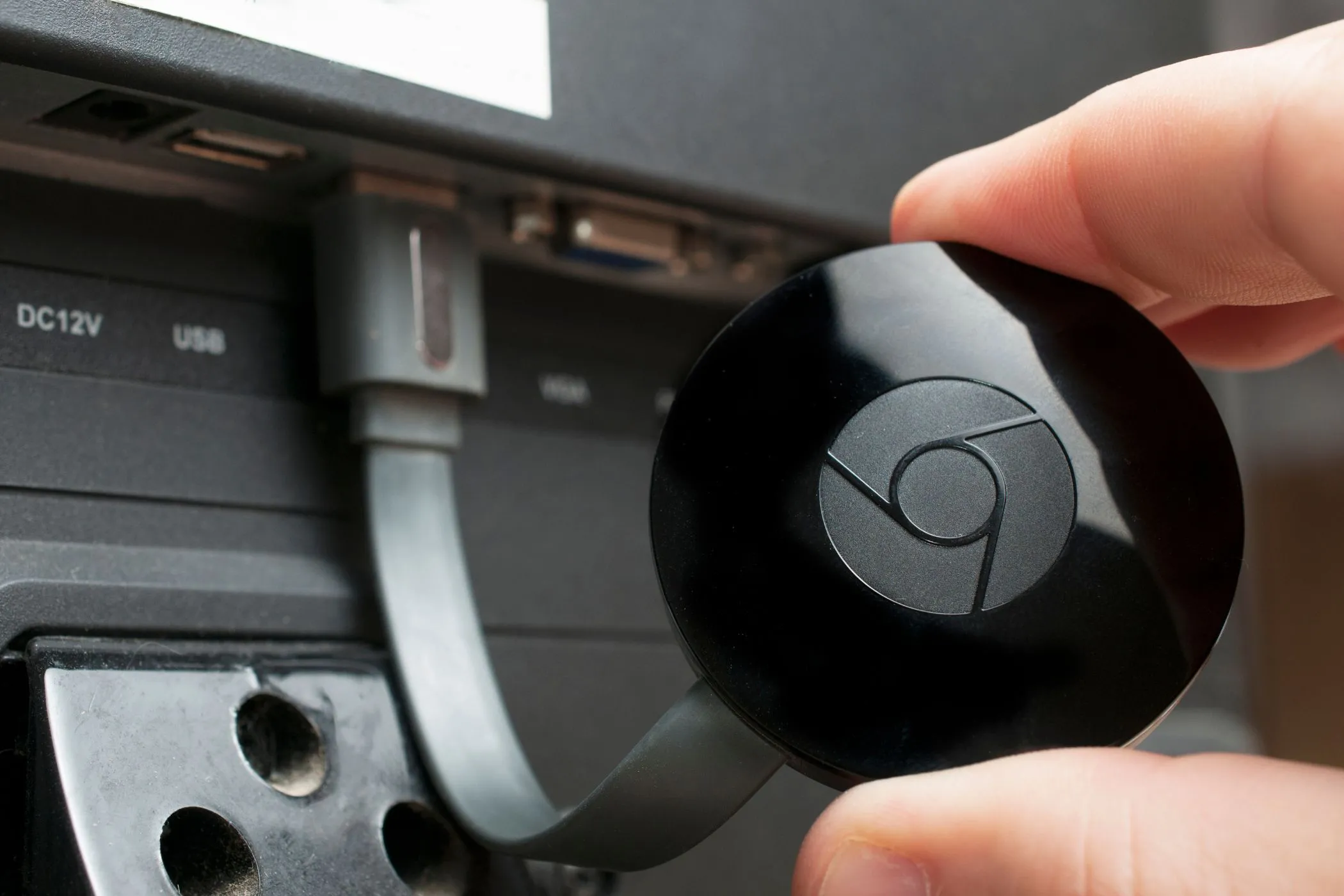 Thiết bị Google Chromecast được cắm vào cổng HDMI của TV, sẵn sàng truyền phát nội dung