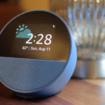 Thiết bị loa thông minh Amazon Echo Spot màu xanh dương, liên quan đến vấn đề bảo mật dữ liệu và quyền riêng tư của Alexa.