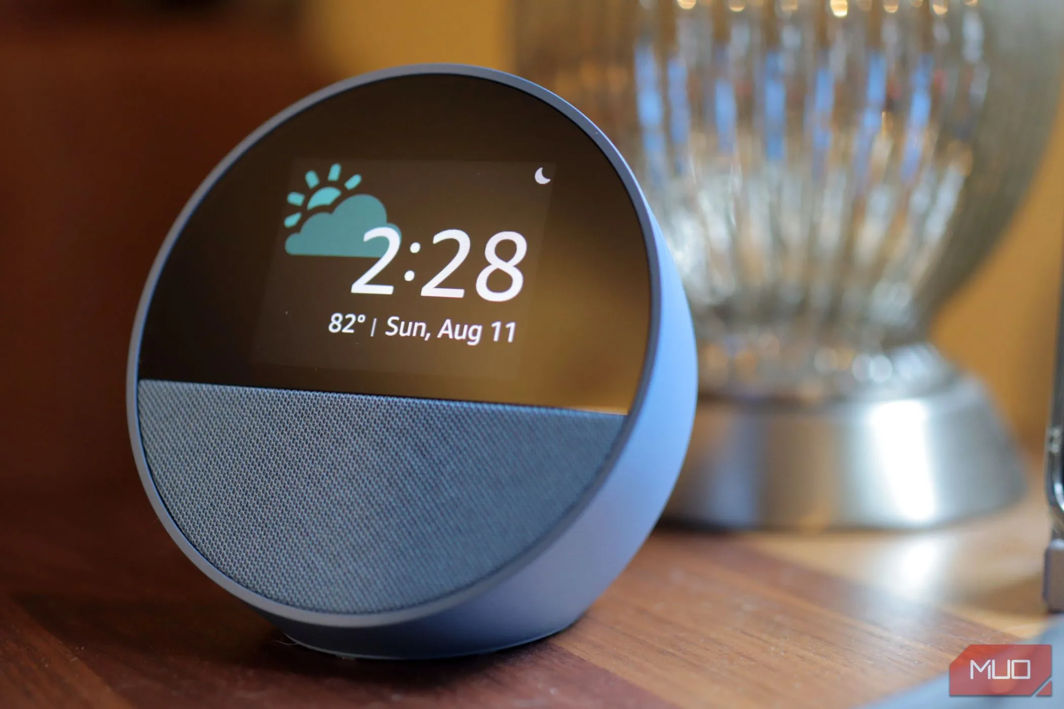 Thiết bị loa thông minh Amazon Echo Spot màu xanh dương, liên quan đến vấn đề bảo mật dữ liệu và quyền riêng tư của Alexa.