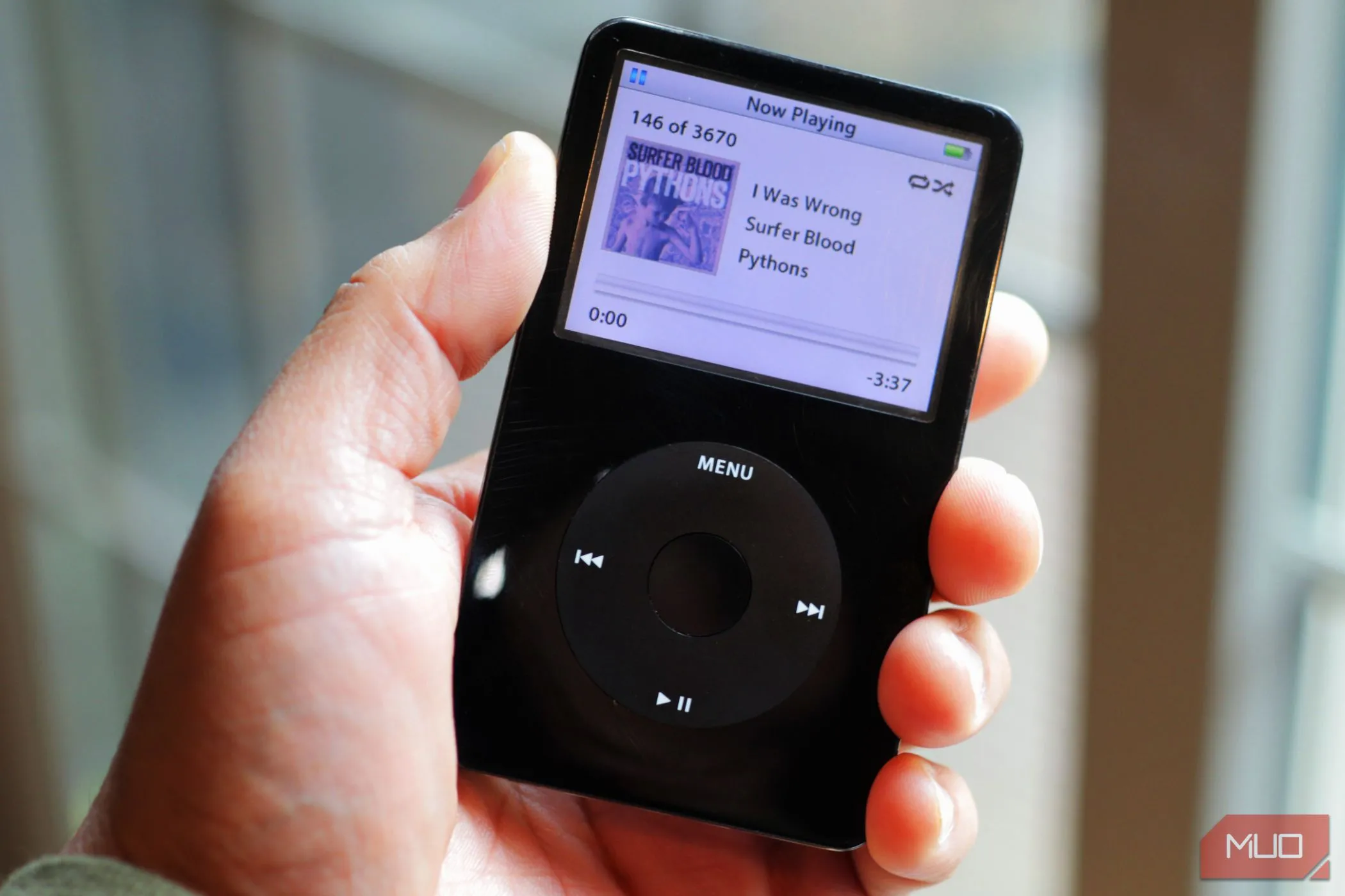 Thiết bị nghe nhạc iPod Classic màu đen cầm trên tay