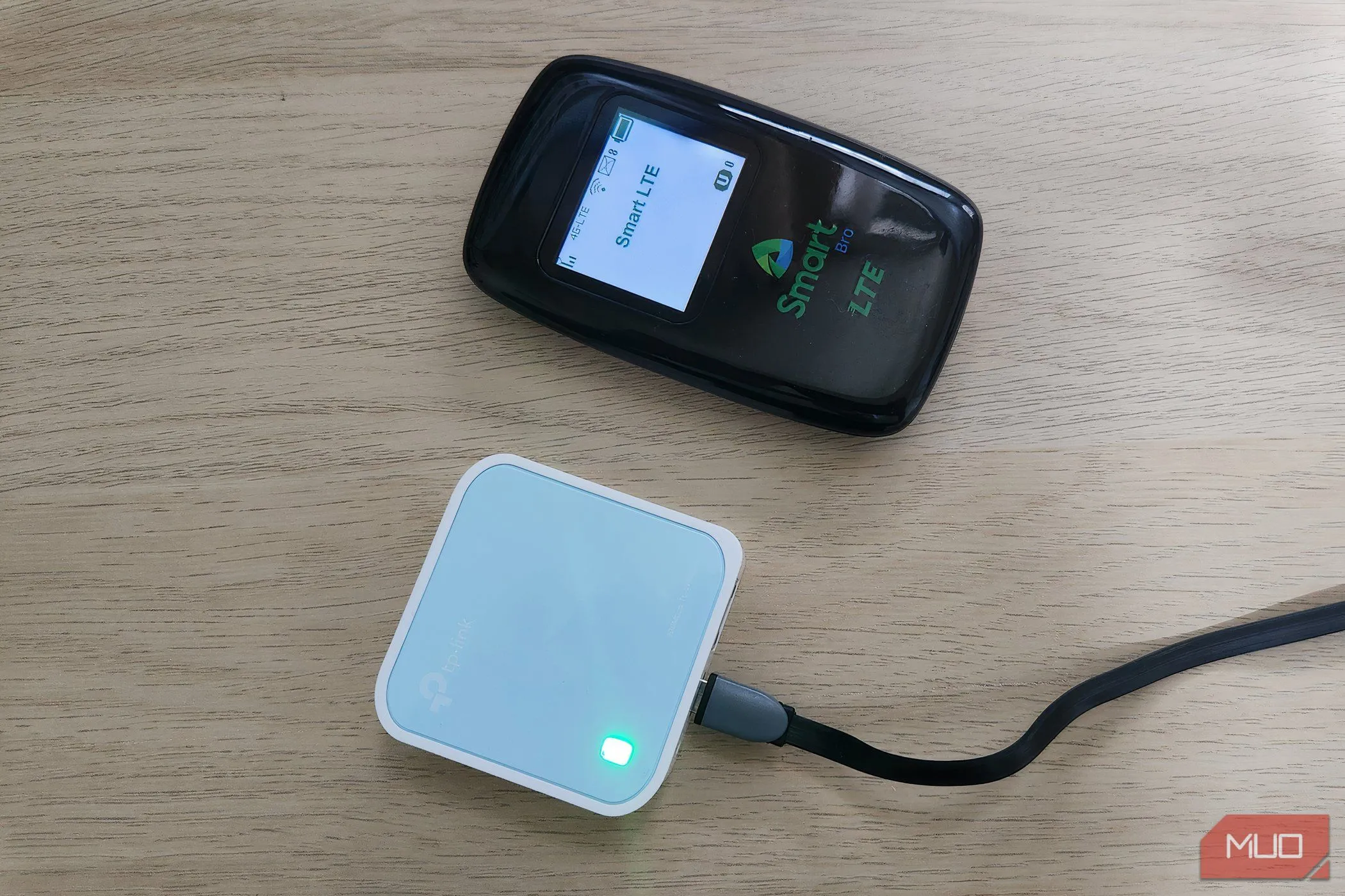 Thiết bị phát Wi-Fi di động (MiFi) và router du lịch nhỏ gọn trên bàn làm việc