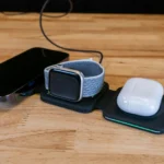 Thiết bị sạc không dây đa năng Infinacore T3 đang sạc đồng thời iPhone, Apple Watch và AirPods