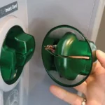 Thiết bị skimming thẻ được đặt chồng lên khe đọc thẻ thật.