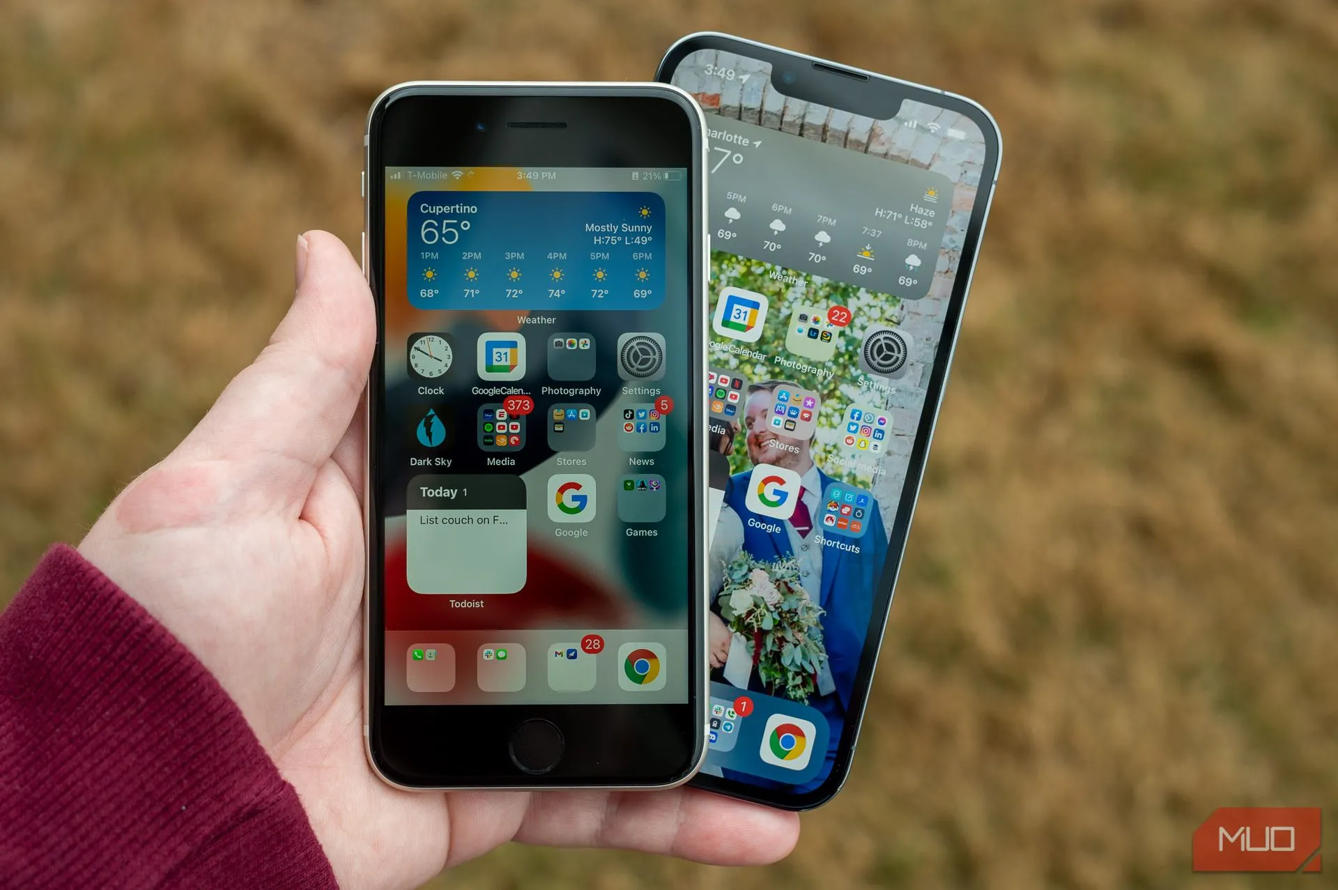Thiết kế cũ của iPhone SE 2022 với nút Home vật lý, minh chứng cho sự cần thiết của một cuộc lột xác về ngoại hình trong phiên bản iPhone SE 2025