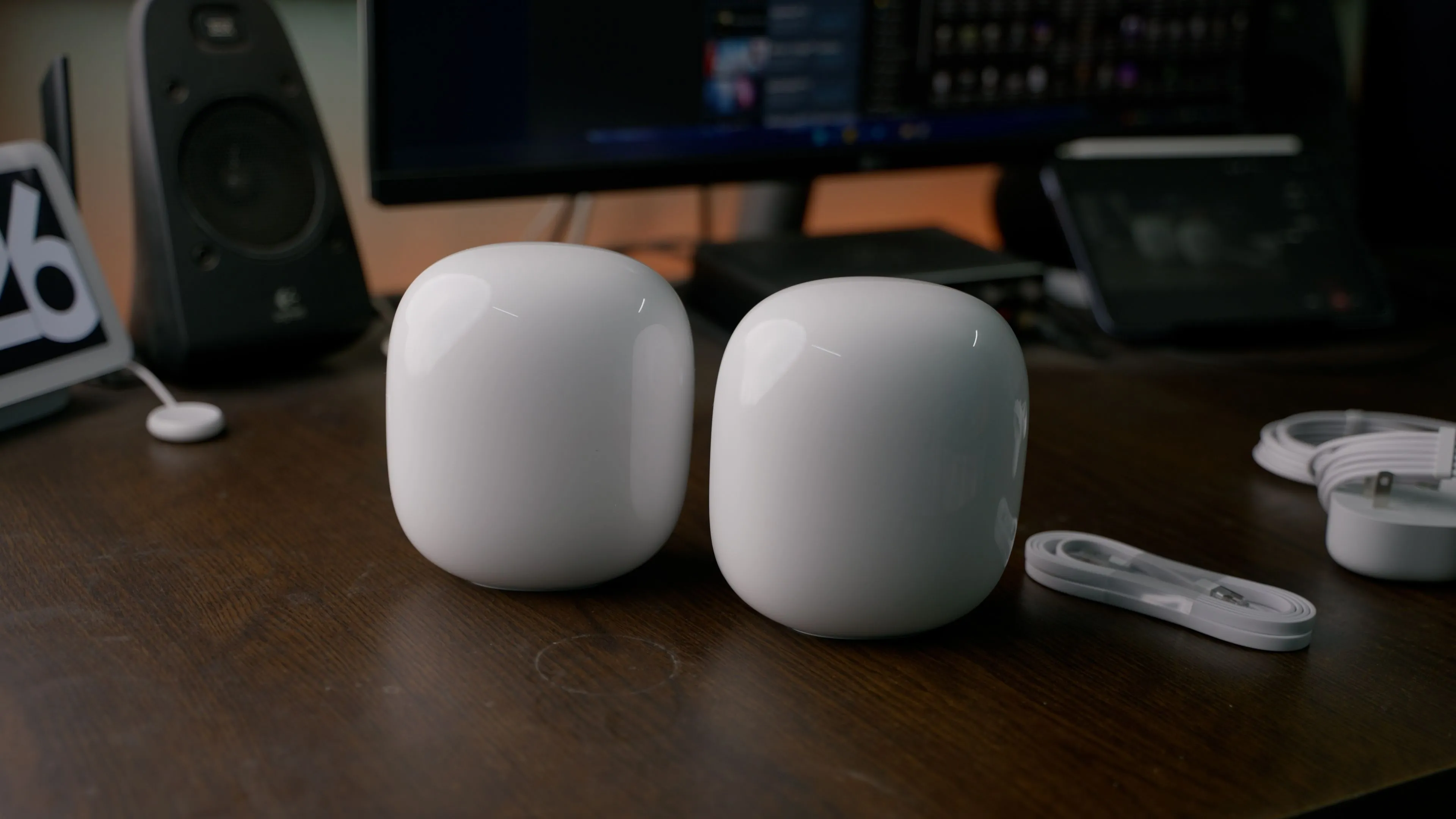 thiết kế hiện đại của các bộ định tuyến Google Nest Pro Wi-Fi Mesh