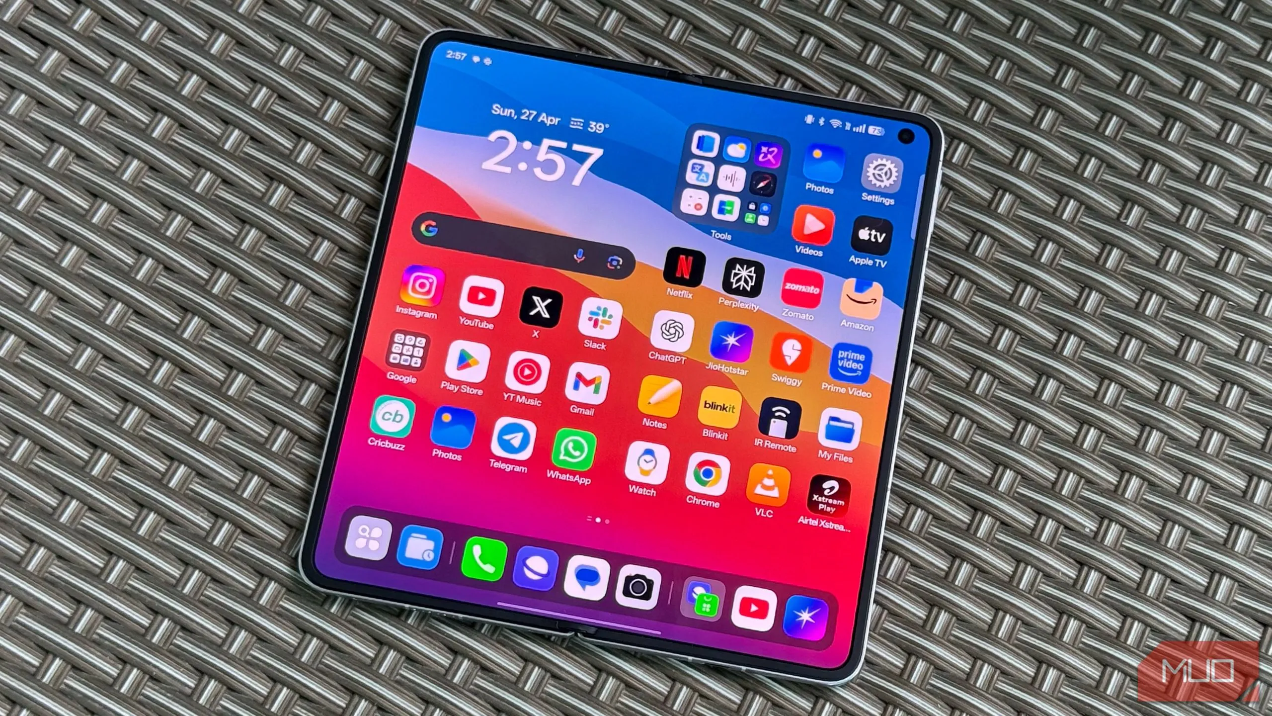 Thiết kế siêu mỏng và mặt lưng sang trọng của OPPO Find N5, cho cảm giác cầm nắm thoải mái