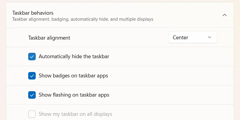 Thiết lập hành vi của Taskbar trong Windows 11 để tự động ẩn thanh tác vụ khi không sử dụng.