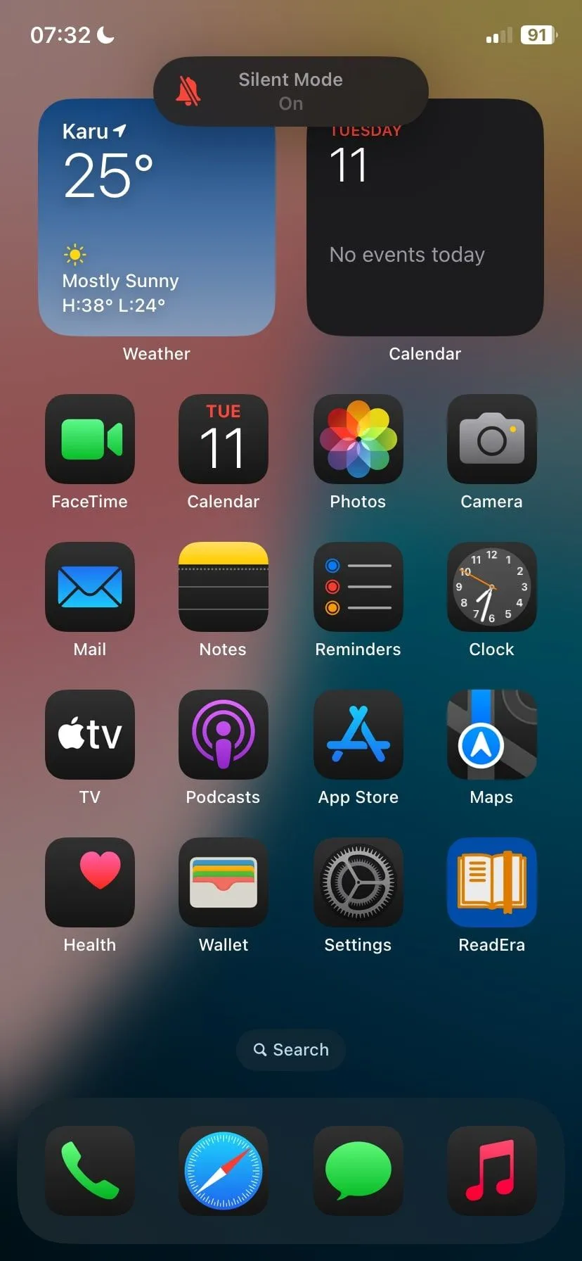 Thông báo Chế độ Im lặng (Silent Mode) bật trên iPhone, minh họa trạng thái không làm phiền khi nghe nhạc.