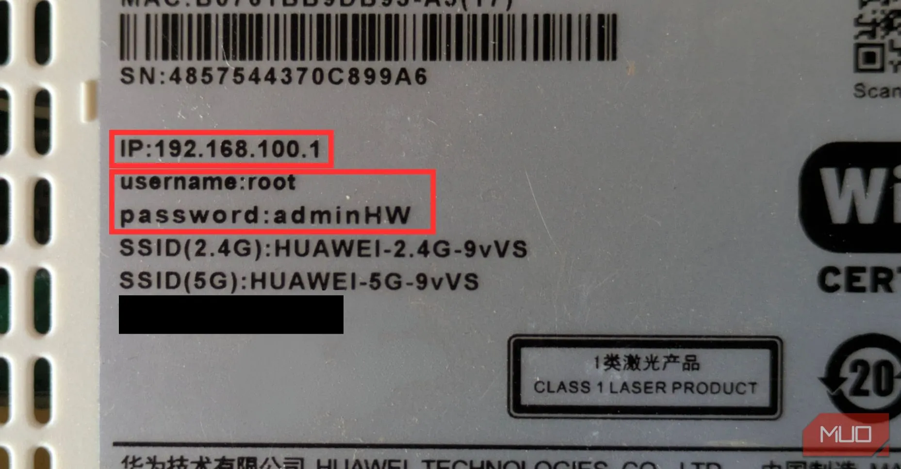 Thông tin đăng nhập router (địa chỉ IP, tên người dùng, mật khẩu) thường được in trên nhãn dán mặt sau thiết bị