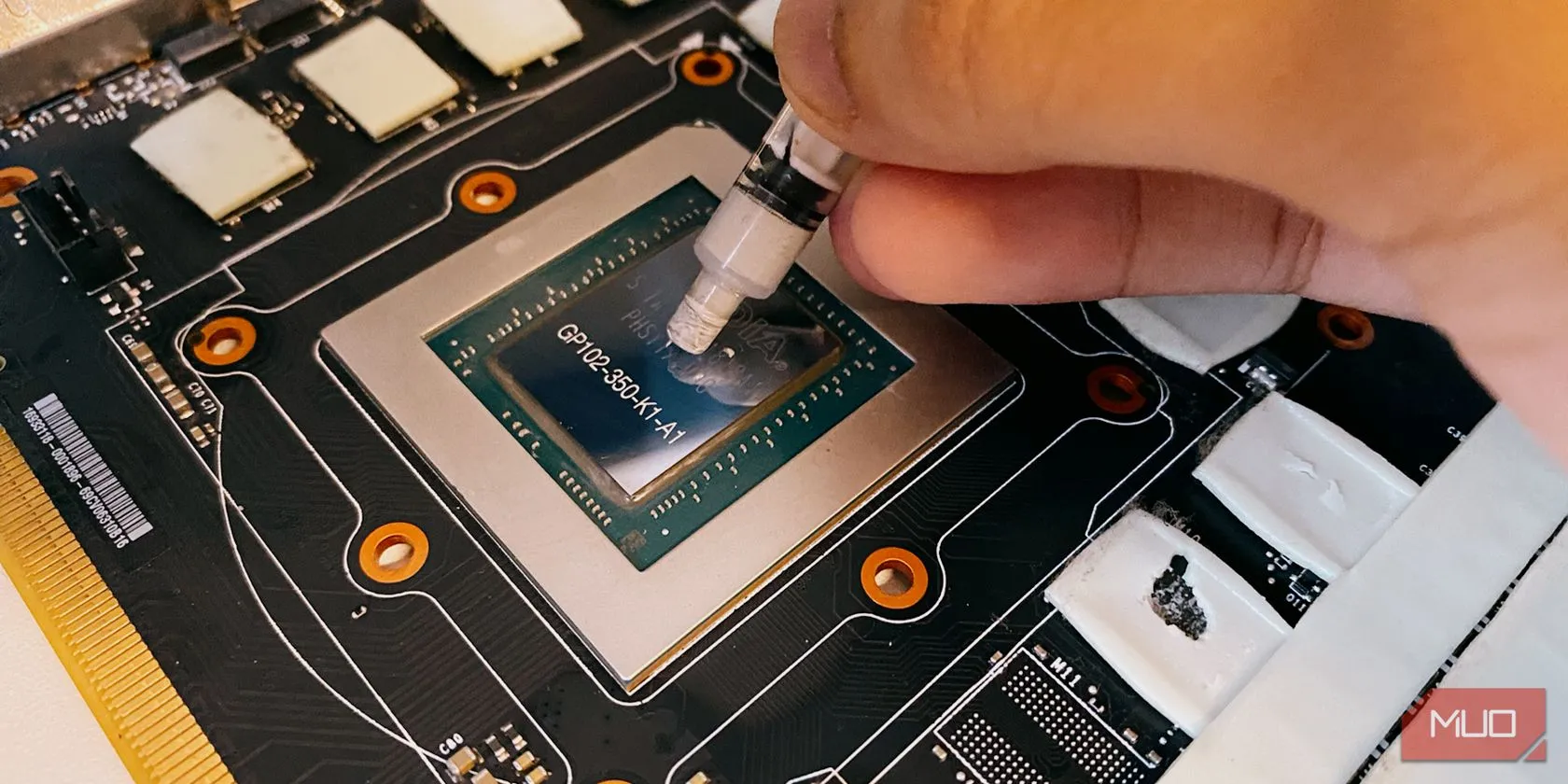Thực hiện bôi keo tản nhiệt lên chip GPU