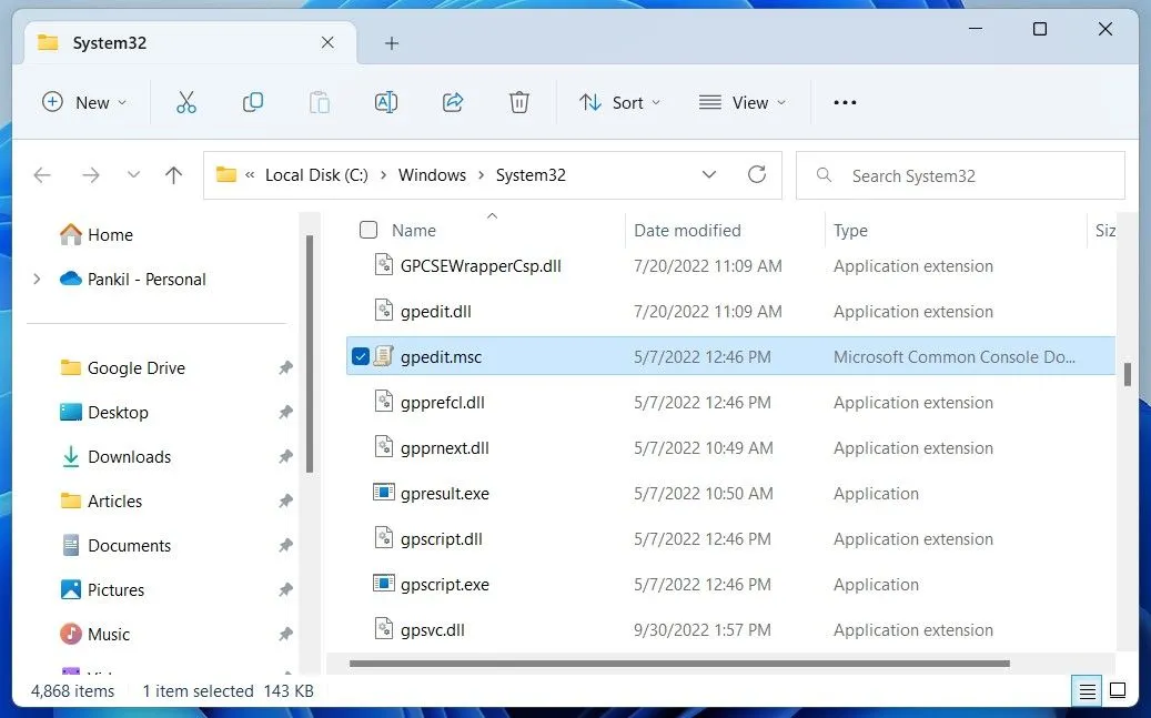 Tìm và mở gpedit.msc trong thư mục System32 của Windows