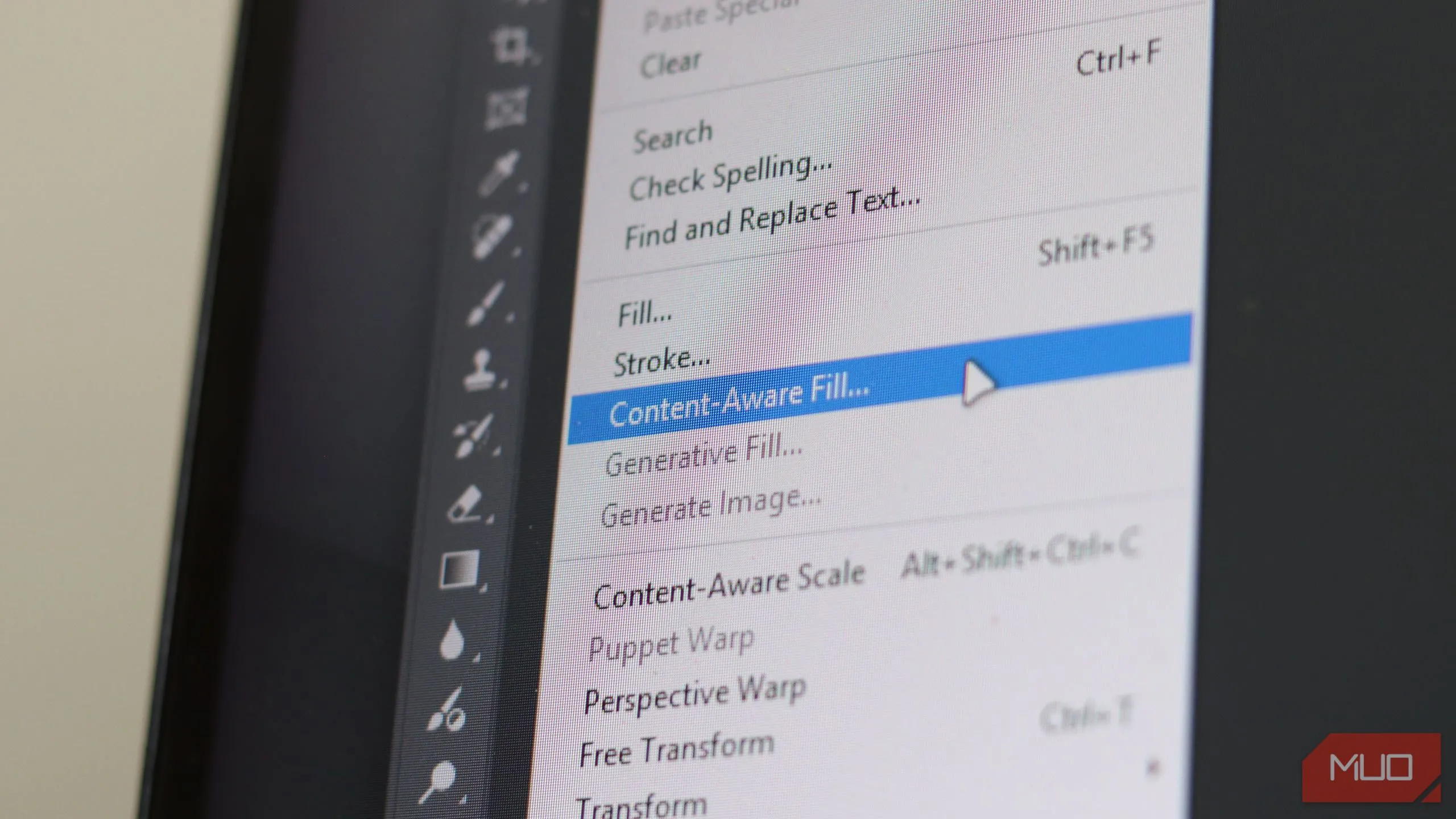 Tính năng Content-Aware Fill trong Photoshop đang được sử dụng để xóa đối tượng khỏi hình ảnh một cách thông minh và tự động.