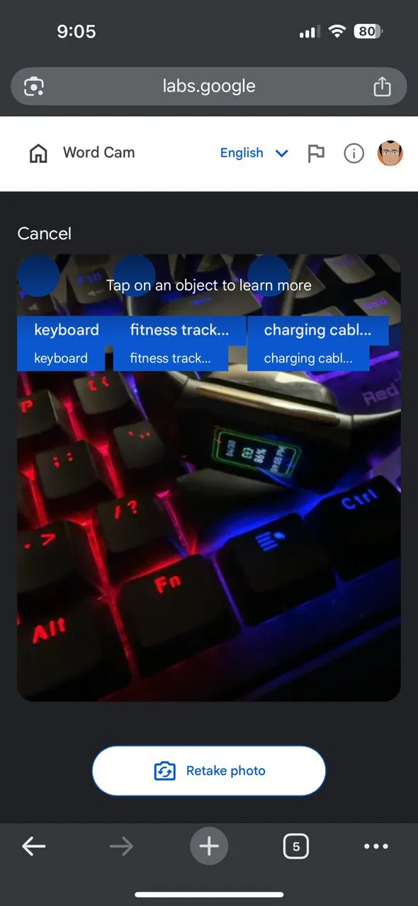 Tính năng Word Cam của Google Little Language Lessons, sử dụng ảnh chiếc ba lô để gợi ý các từ vựng tiếng Anh liên quan như &quot;zipper&quot; và &quot;strap&quot;.