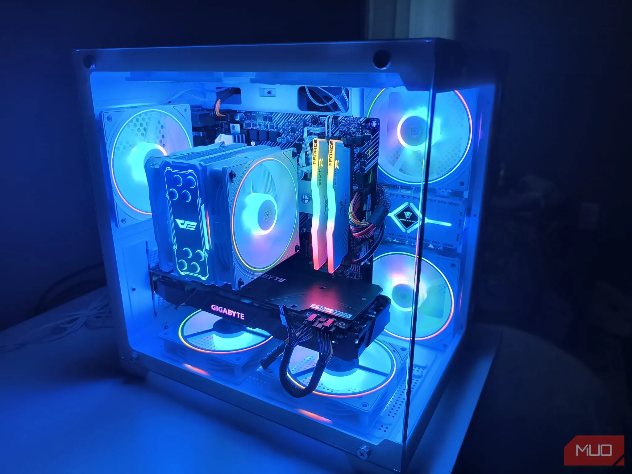 Toàn cảnh chiếc PC tự lắp được tối ưu cho chỉnh sửa ảnh, với thiết kế hiện đại và linh kiện mạnh mẽ.