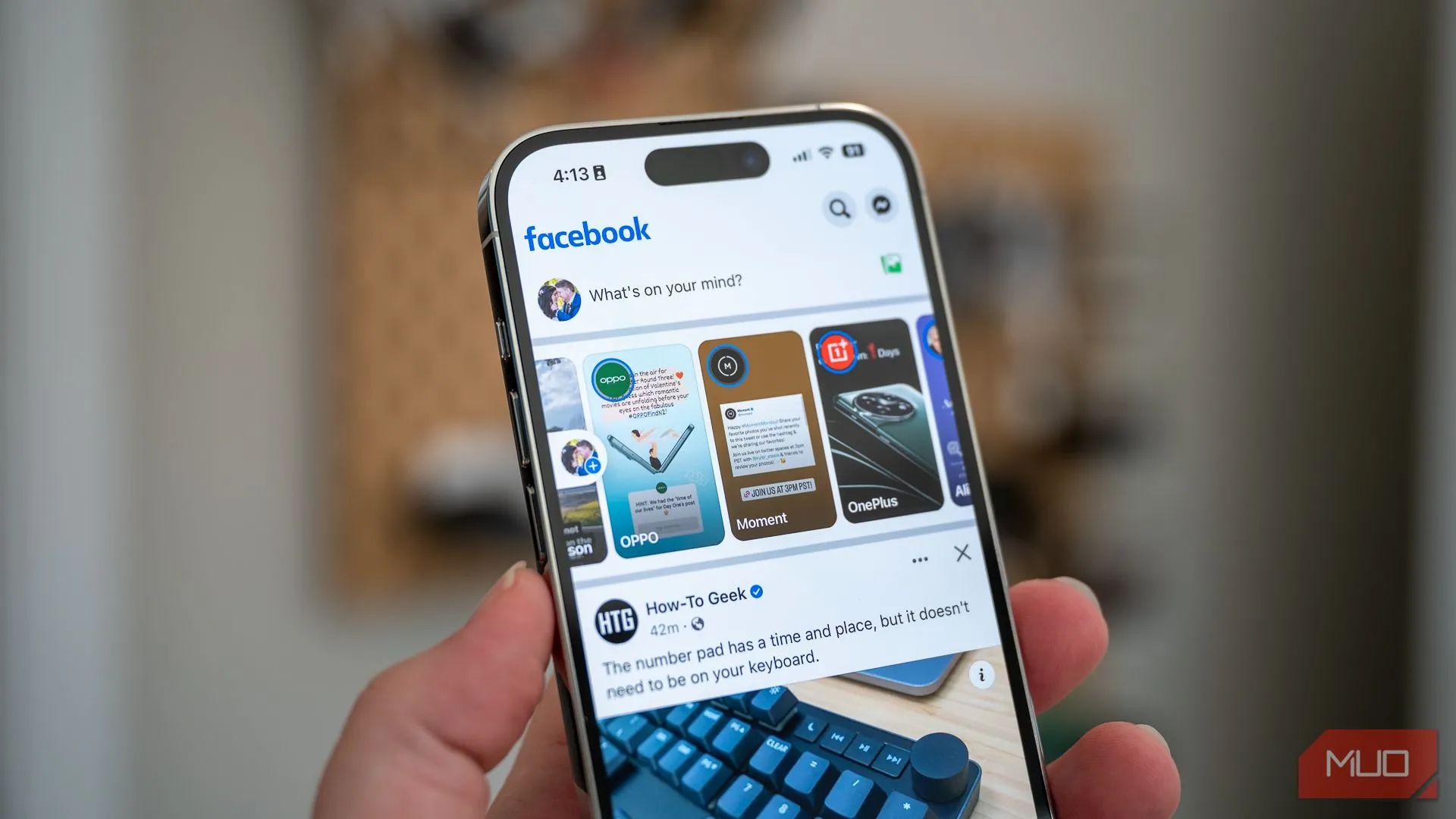Trang chủ Facebook trên iPhone 14 Pro, minh họa cho việc hạn chế chia sẻ thông tin cá nhân